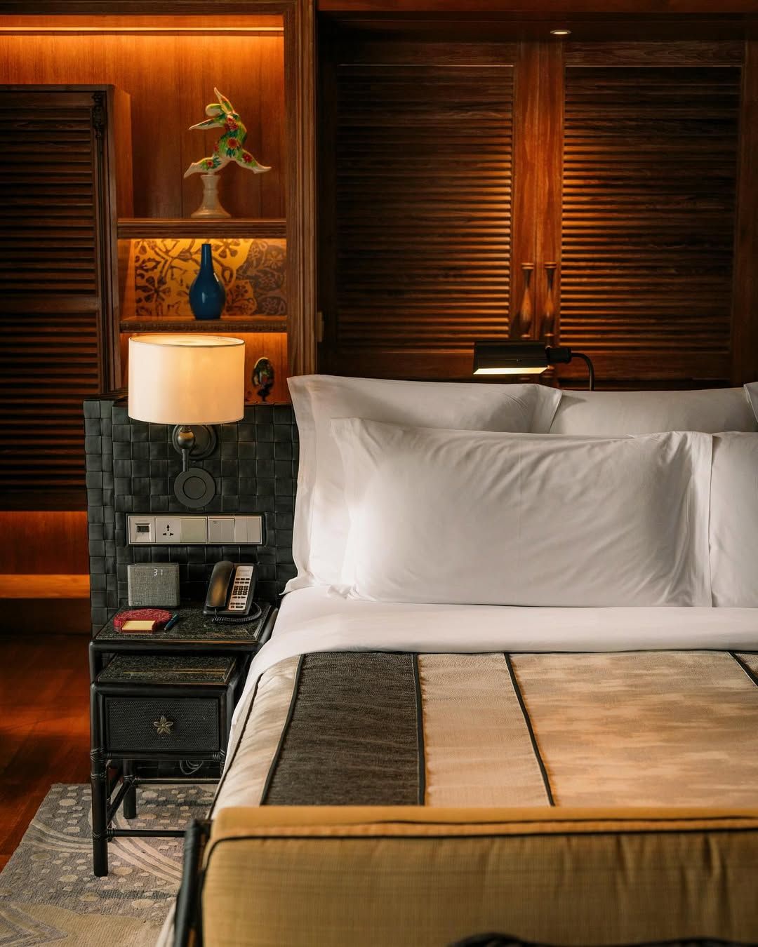 Tampilan interior kamar di Hotel Indigo Bali Seminyak Beach dengan sentuhan arsitektur modern dan sentuhan kayu yang hangat (Foto: Hotel Indigo Bali)