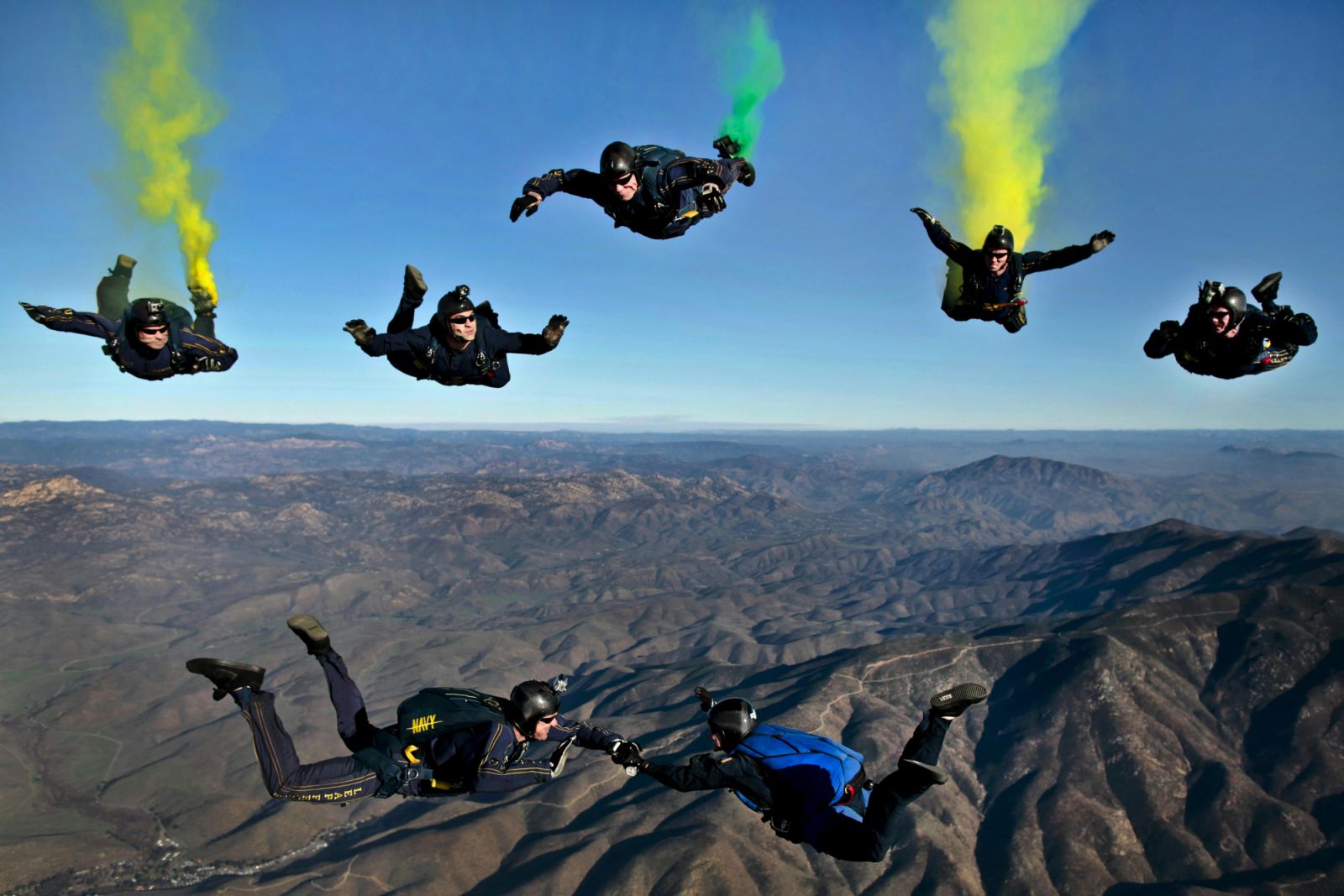 Parachuters on air (Photo: Pexels)