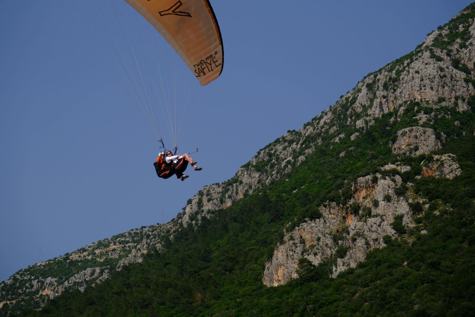 Paragliding adventure over Ölüdeniz Mountains (Photo: Pexels)