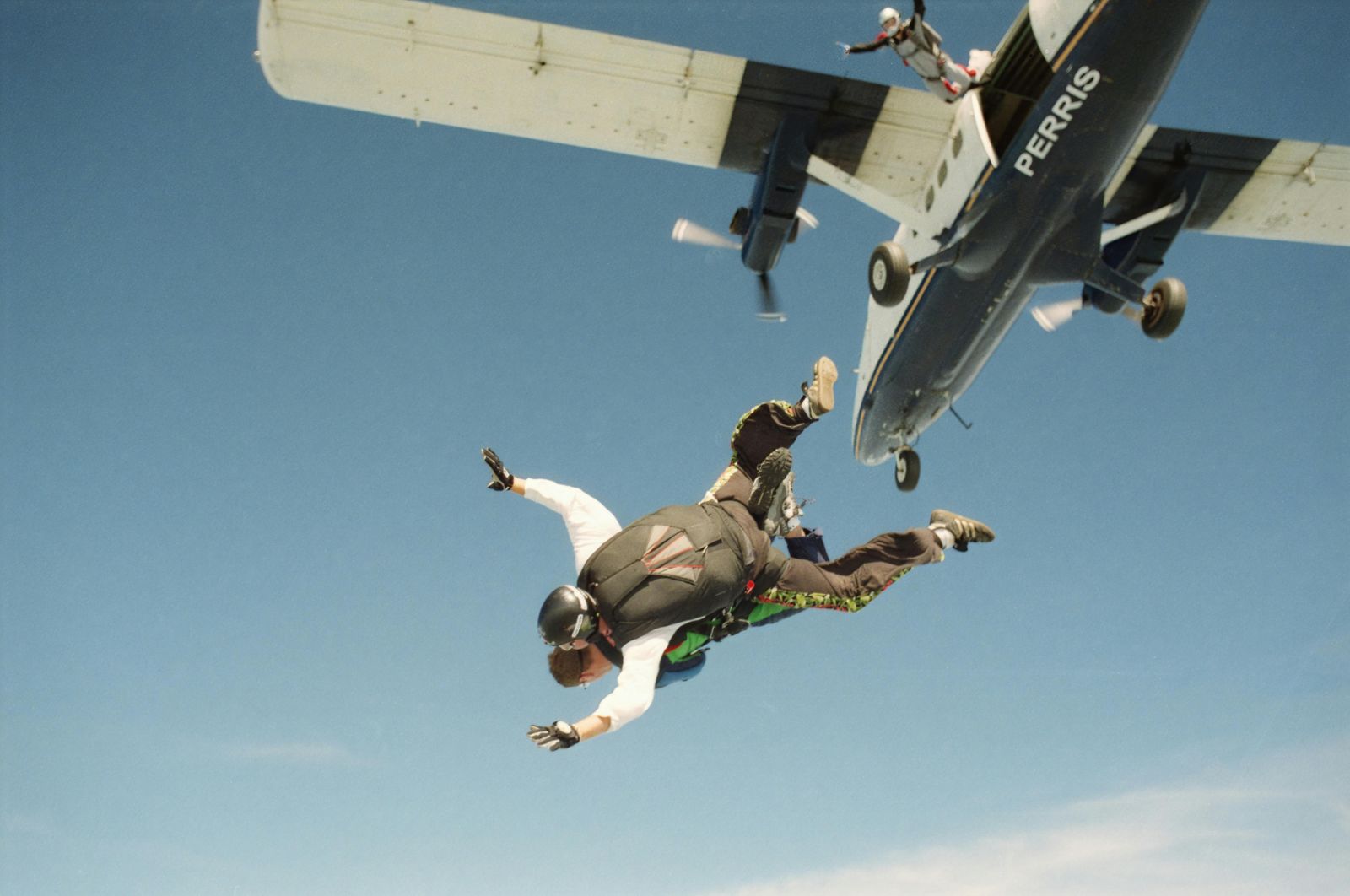 A pair of men skydiving (Photo: Pexels)