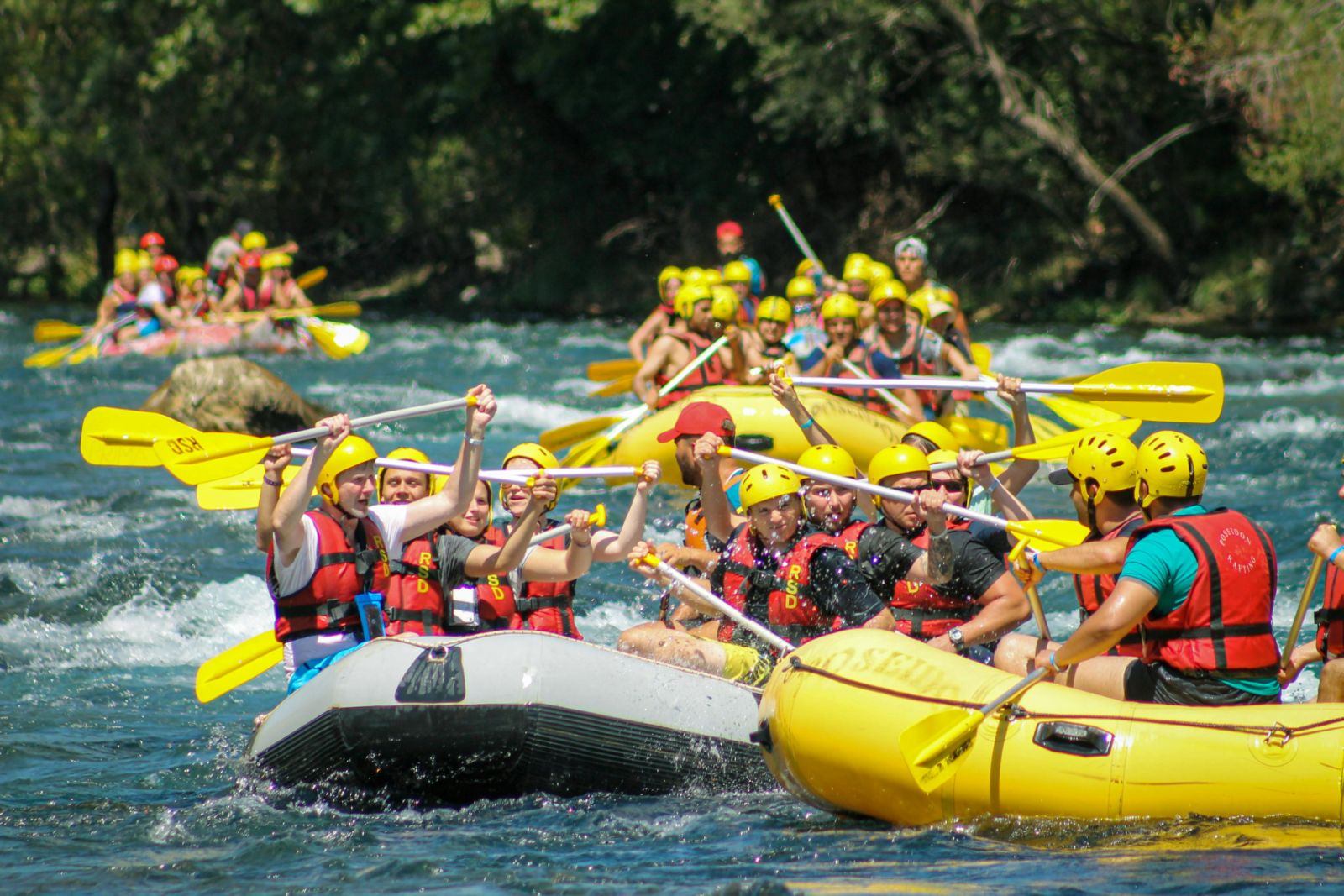 Group of people rafting (Photo: Pexels / Hilmi Işılak)