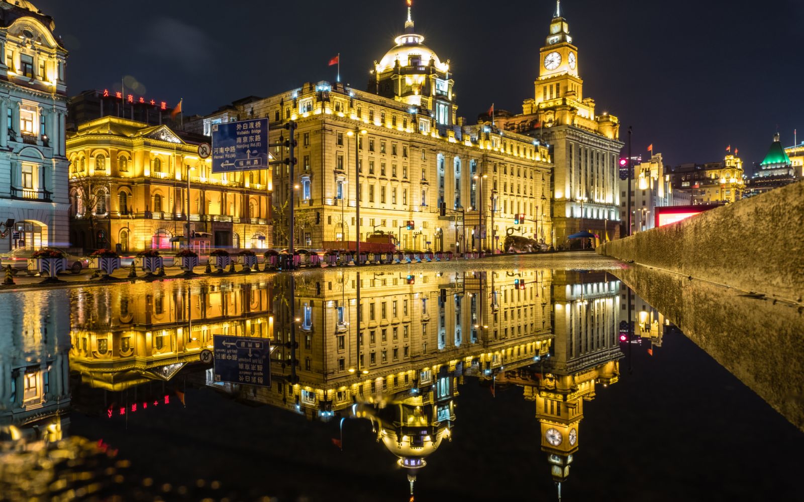 The Bund อาคารสไตล์อาร์ตเดโคและนีโอคลาสสิกจากช่วงต้นศตวรรษที่ 20 มรดกจากยุคสัมปทานต่างชาติริมแม่น้ำหวงผู่ เซี่ยงไฮ้ ประเทศจีน (ภาพ: CJFAN/Getty Images)