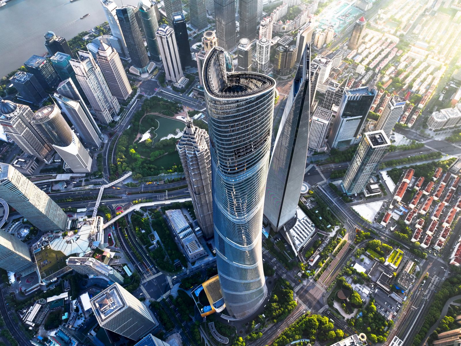 Shanghai Tower ตึกระฟ้าสูง 632 เมตร โดดเด่นด้วยรูปทรงเกลียวหมุน 120 องศาขึ้นไปด้านบน ซึ่งไม่ใช่แค่สวยงาม แต่ยังเป็นนวัตกรรมทางสถาปัตยกรรมที่ช่วยลดแรงลมและประหยัดพลังงาน (ภาพ: Tony Shi Photography/Getty Images)