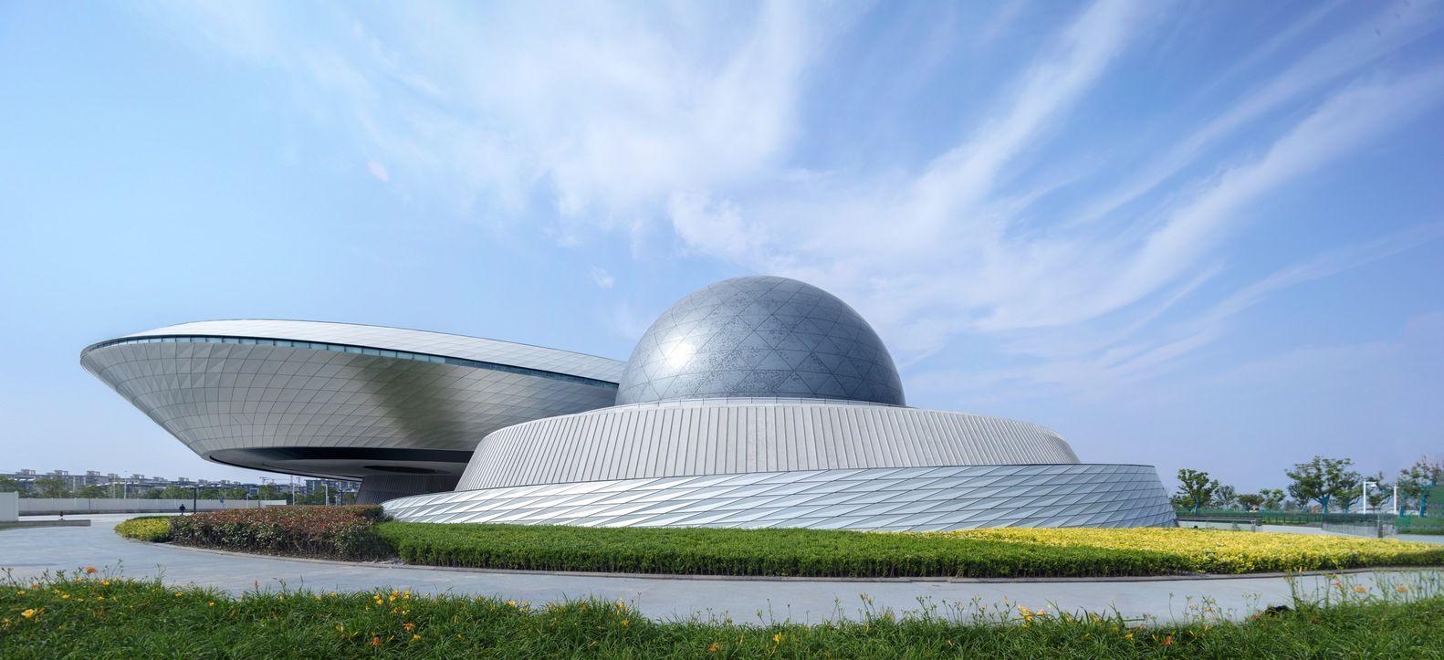 Shanghai Astronomy Museum พิพิธภัณฑ์ดาราศาสตร์ที่ใหญ่ที่สุดในโลก สร้างเสร็จในปี 2021 ออกแบบโดย Ennead Architects จากนิวยอร์ก (ภาพ: archdaily.com)