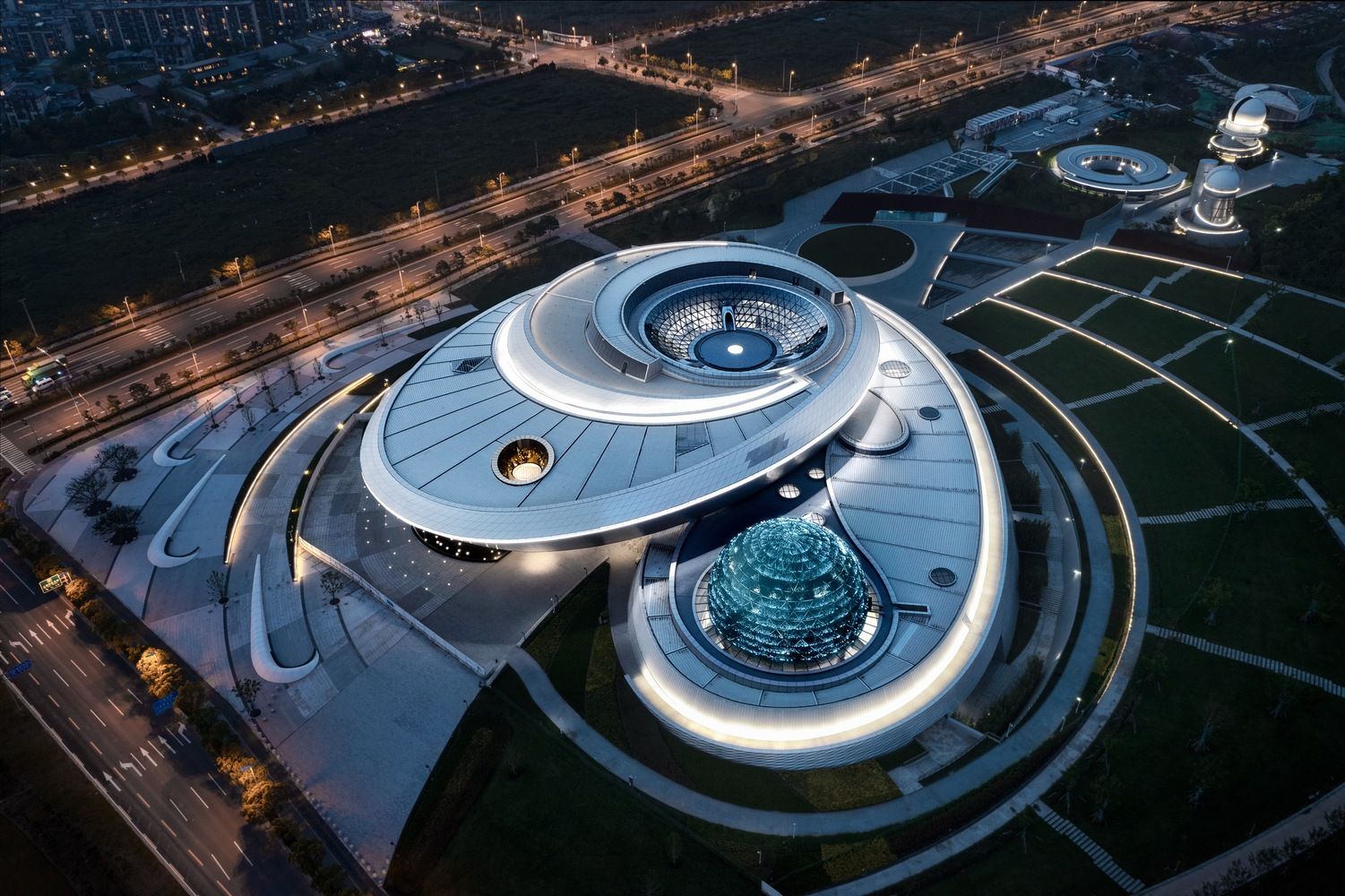 Shanghai Astronomy Museum พิพิธภัณฑ์ดาราศาสตร์ที่ใหญ่ที่สุดในโลก สร้างเสร็จในปี 2021 ออกแบบโดย Ennead Architects จากนิวยอร์ก (ภาพ: archdaily.com)
