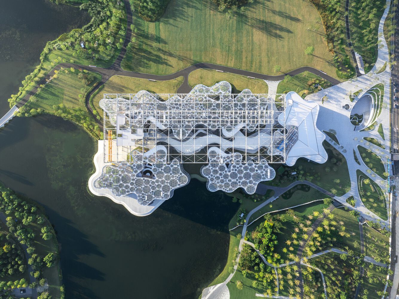 Expo Cultural Park Greenhouse Garden ที่เซี่ยงไฮ้ ซึ่งเพิ่งเปิดตัวเมื่อปี 2022 โดดเด่นด้วยโครงสร้างเรือนกระจกขนาดใหญ่ที่ผสานเส้นสายโค้งมนเข้ากับความโปร่งแสง สร้างพื้นที่จัดแสดงพืชพรรณและกิจกรรมทางวัฒนธรรม (ภาพ: archdaily.com)
