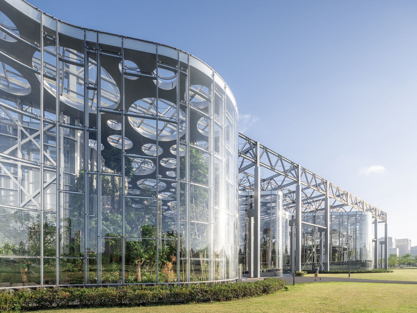 Expo Cultural Park Greenhouse Garden ที่เซี่ยงไฮ้ โดดเด่นด้วยโครงสร้างเรือนกระจกขนาดใหญ่ที่ผสานเส้นสายโค้งมนเข้ากับความโปร่งแสง (ภาพ: archdaily.com)