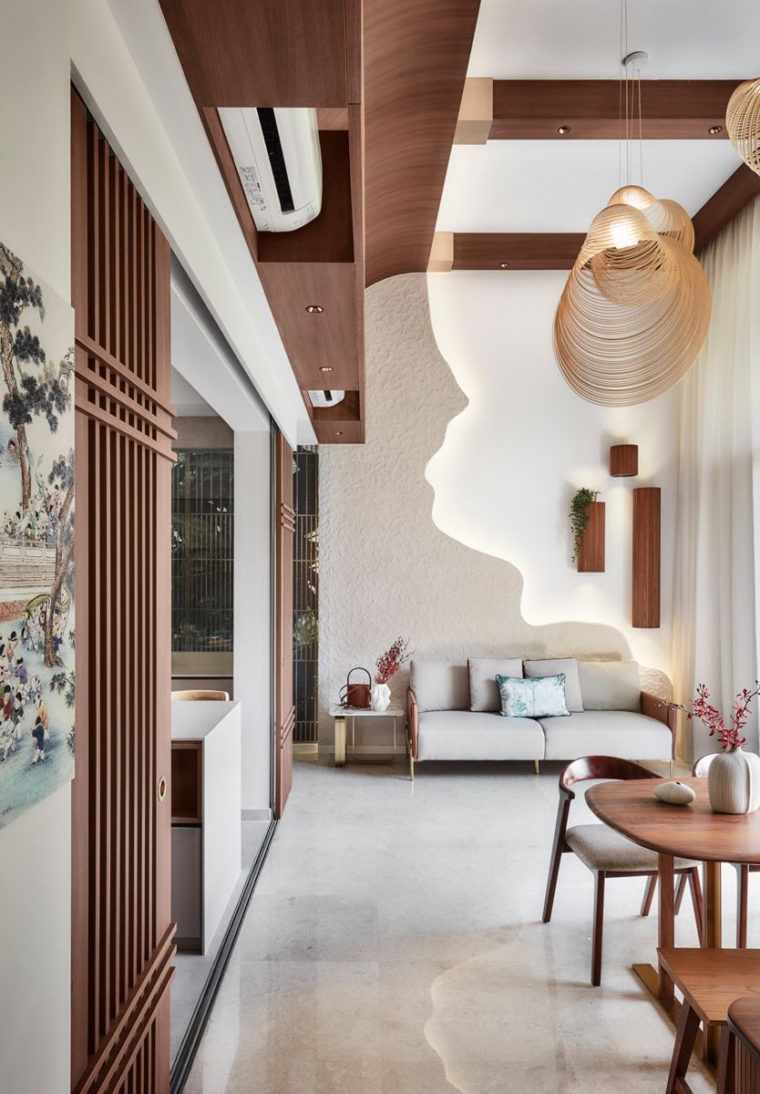 The curved timber ceiling and lighting accent on the wall remind one of the scenery depicted in classic Chinese paintings