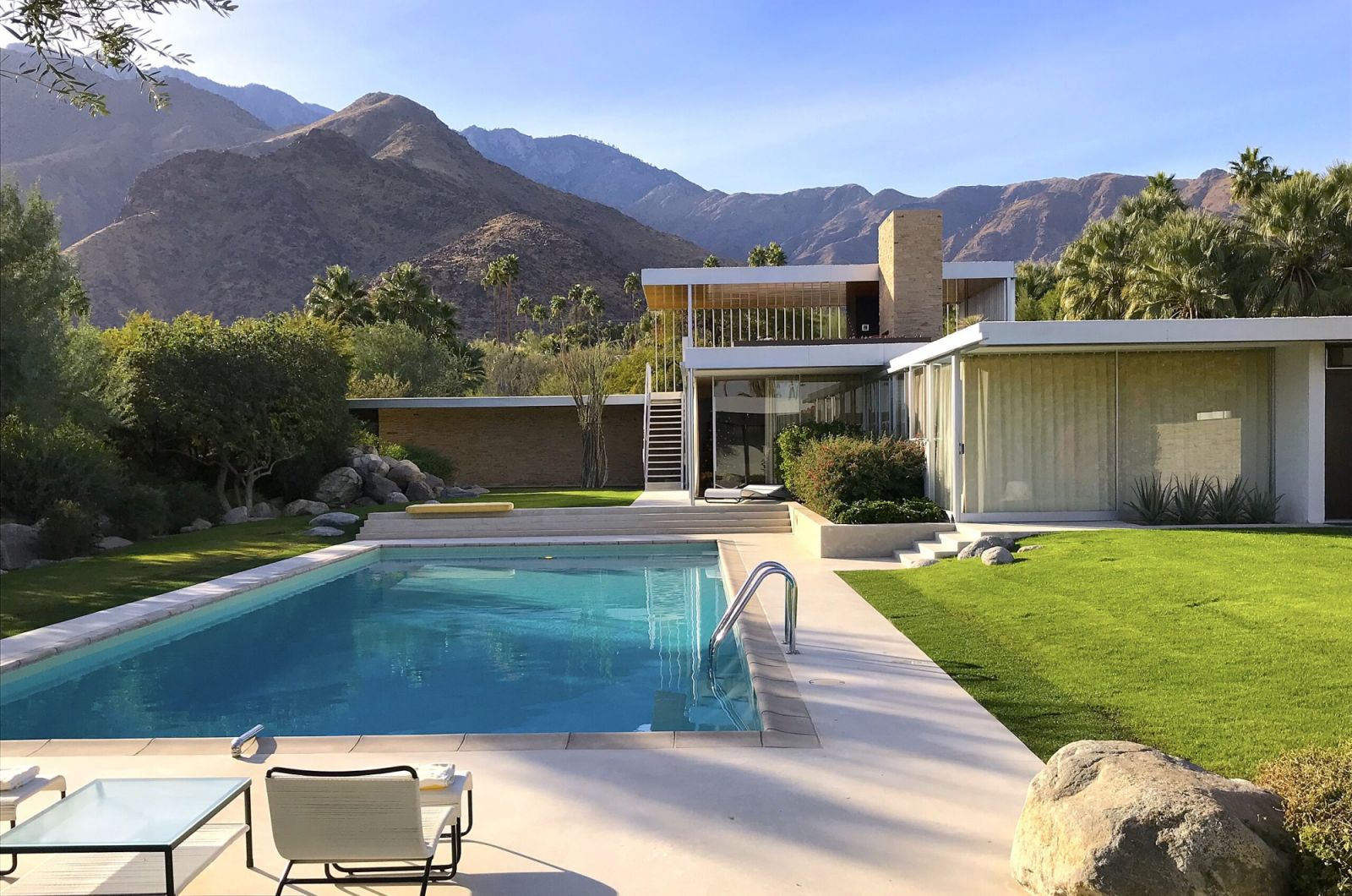 The Kaufmann Desert House intergrates with the landscape through large windows, overhangs, and open spaces (Photo: WikiCommons)