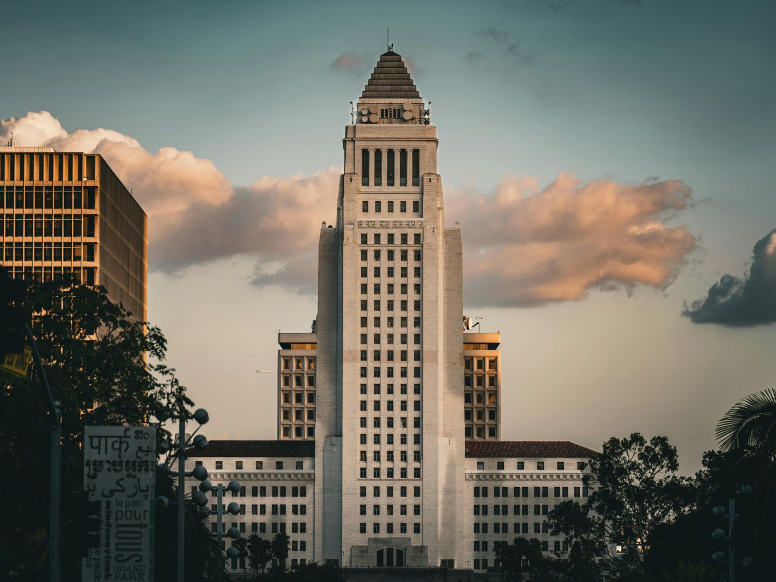Los Angeles City Hall is a monumental Art Deco civic tower that still dominates the downtown skyline (Photo: Pexels)