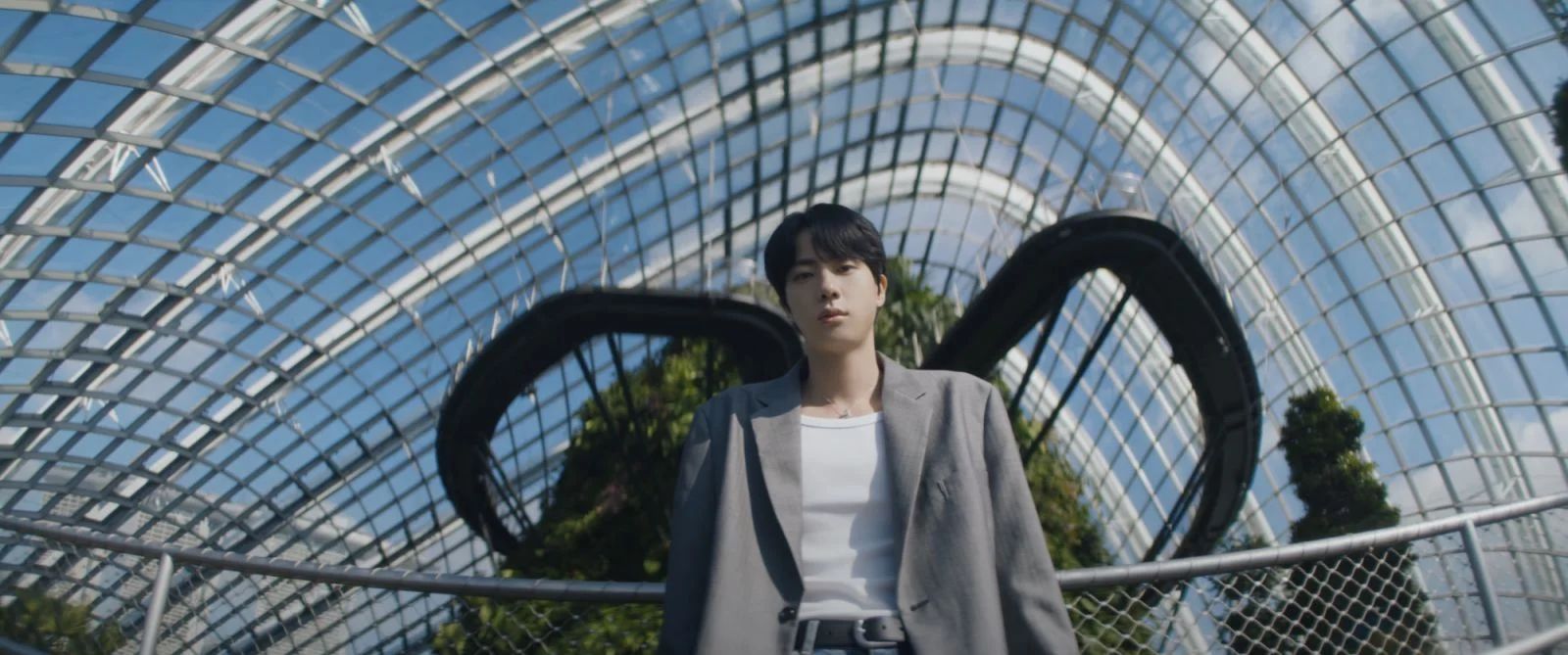 Jin สมาชิกวง BTS ถ่ายทำมิวสิกวิดีโอเพลง ‘Don't Say You Love Me’ ที่ Gardens by the Bay