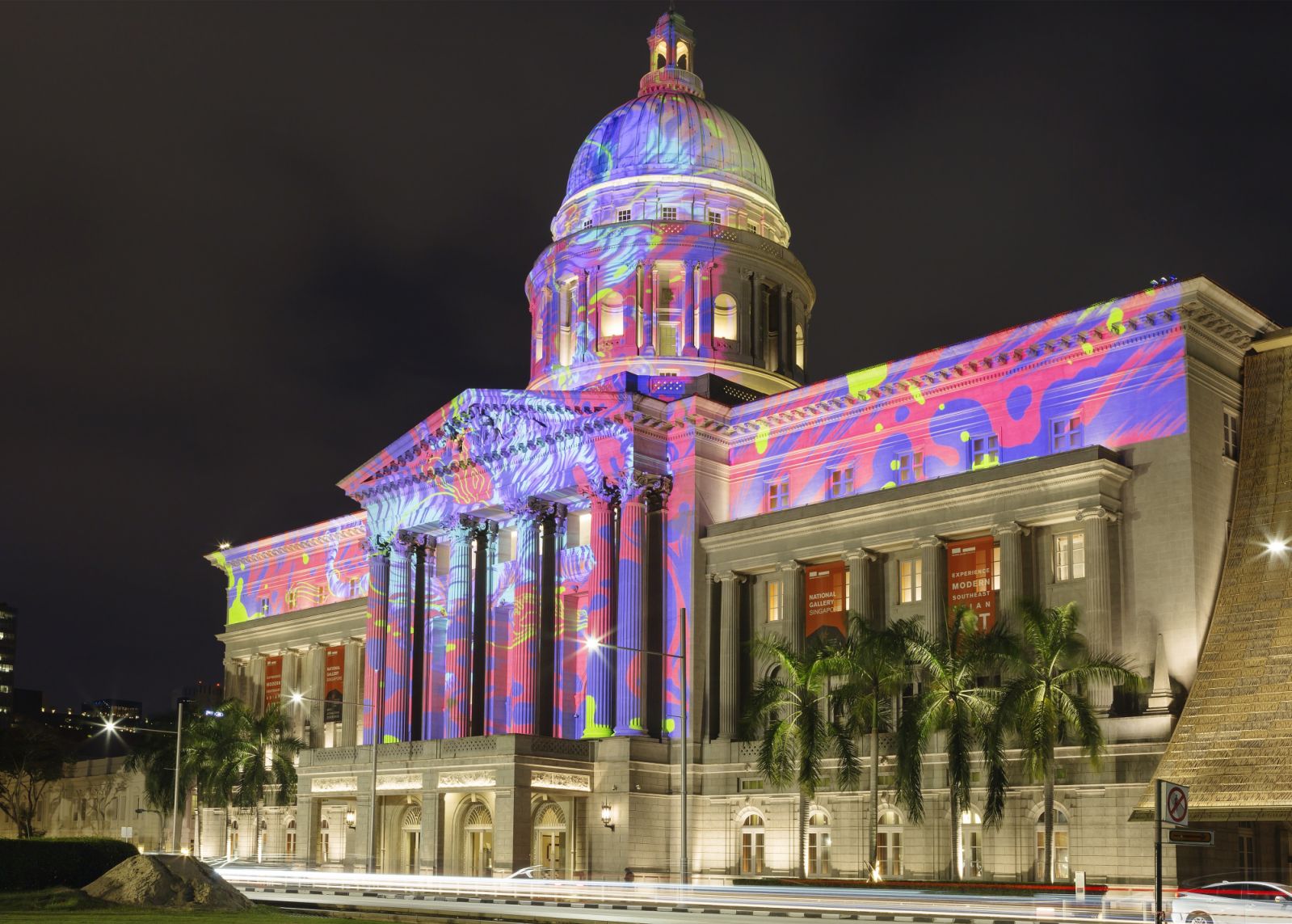 National Gallery Singapore หรือ หอศิลป์แห่งชาติสิงคโปร์ โดดเด่นด้วยสถาปัตยกรรมแบบโคโลเนียลคลาสสิกช่วงทศวรรษ 1920-1930s เป็นพื้นที่จัดแสดงงานศิลปะเอเชียตะวันออกเฉียงใต้และสิงคโปร์ที่ใหญ่ที่สุดในโลก (ภาพ: National Gallery Singapore)