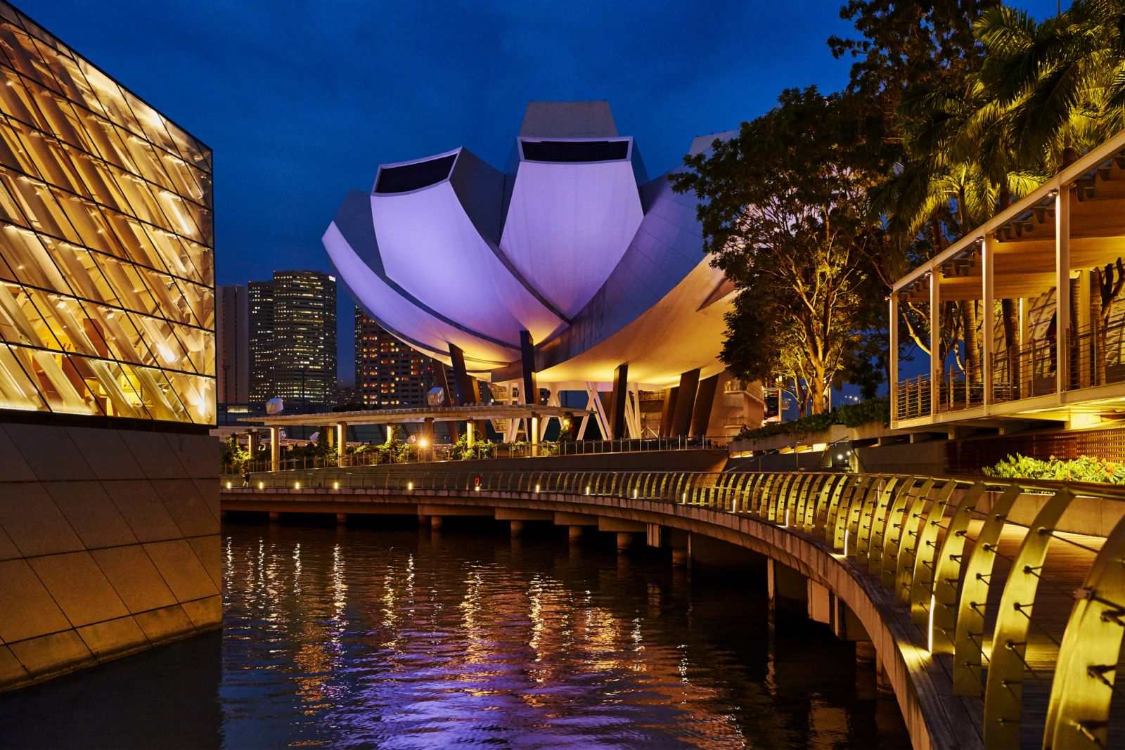 ArtScience Museum อาคารรูปดอกบัวที่ออกแบบโดย Moshe Safdie ตั้งอยู่บริเวณเดียวกับ Marina Bay Sands เป็นพิพิธภัณฑ์ศิลปะและวิทยาศาสตร์แห่งแรกของโลก (ภาพ: Getty Images)