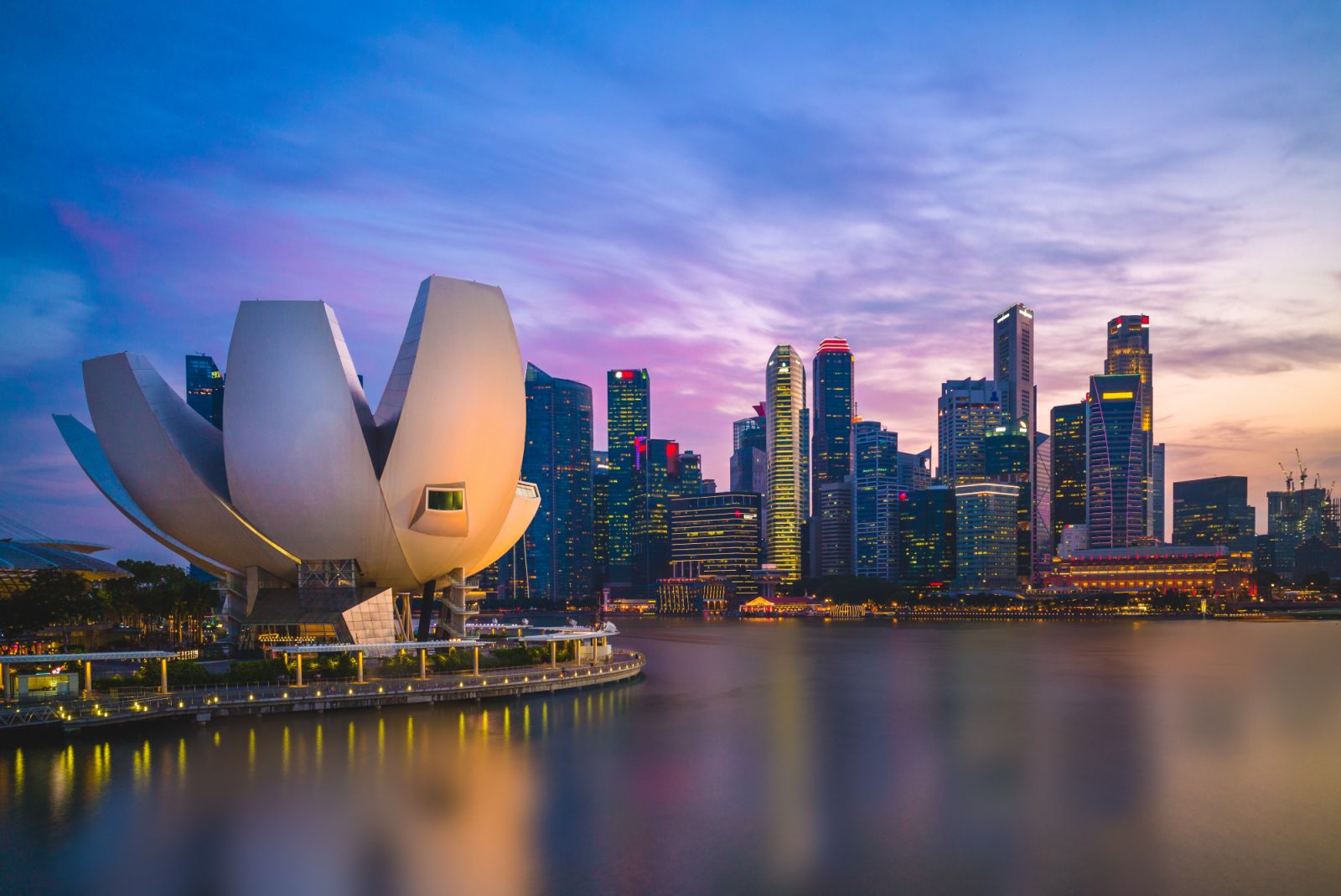 ArtScience Museum อาคารรูปดอกบัวที่ออกแบบโดย Moshe Safdie ตั้งอยู่บริเวณเดียวกับ Marina Bay Sands เป็นพิพิธภัณฑ์ศิลปะและวิทยาศาสตร์แห่งแรกของโลก (ภาพ: Getty Images)