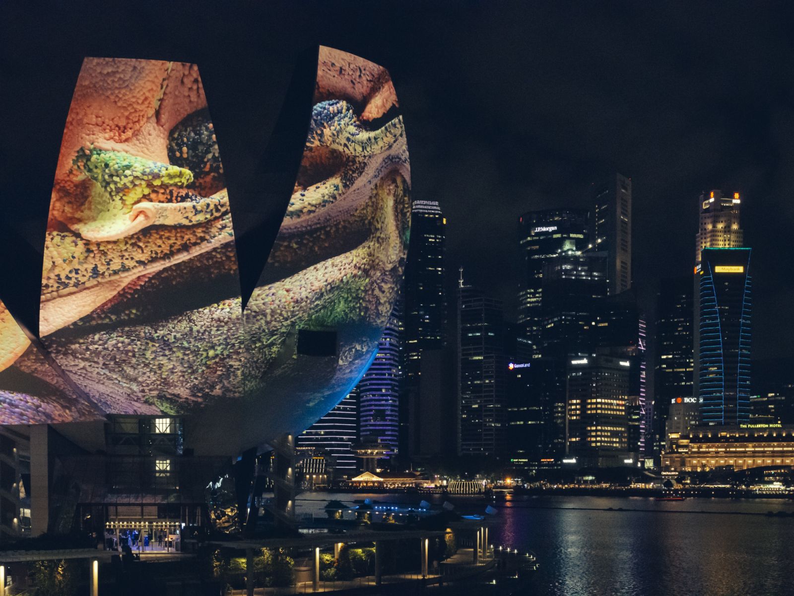 วิวยามค่ำคืนของ Singapore ArtScience Museum กับภาพศิลปะอินสตอลเลชั่น ‘Glacier Dreams’ ซึ่งเป็นส่วนหนึ่งของงานเทศกาล ‘i Light Singapore’ เมื่อปี 2023 (ภาพ: Getty Images)