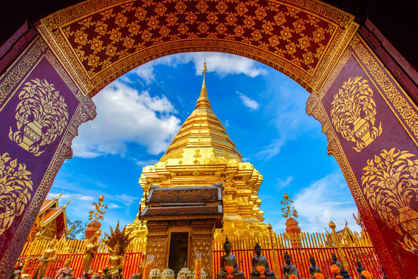 วัดพระธาตุดอยสุเทพราชวรวิหาร วัดศักดิ์สิทธิ์คู่เมืองเชียงใหม่ที่ตั้งอยู่บนยอดดอยสุเทพ สร้างขึ้นเมื่อปี พ.ศ. 1929 (ค.ศ. 1386) โดดเด่นด้วยเจดีย์ทรงเชียงแส สีทองอร่ามที่เปล่งประกายแม้ในวันฝนตก