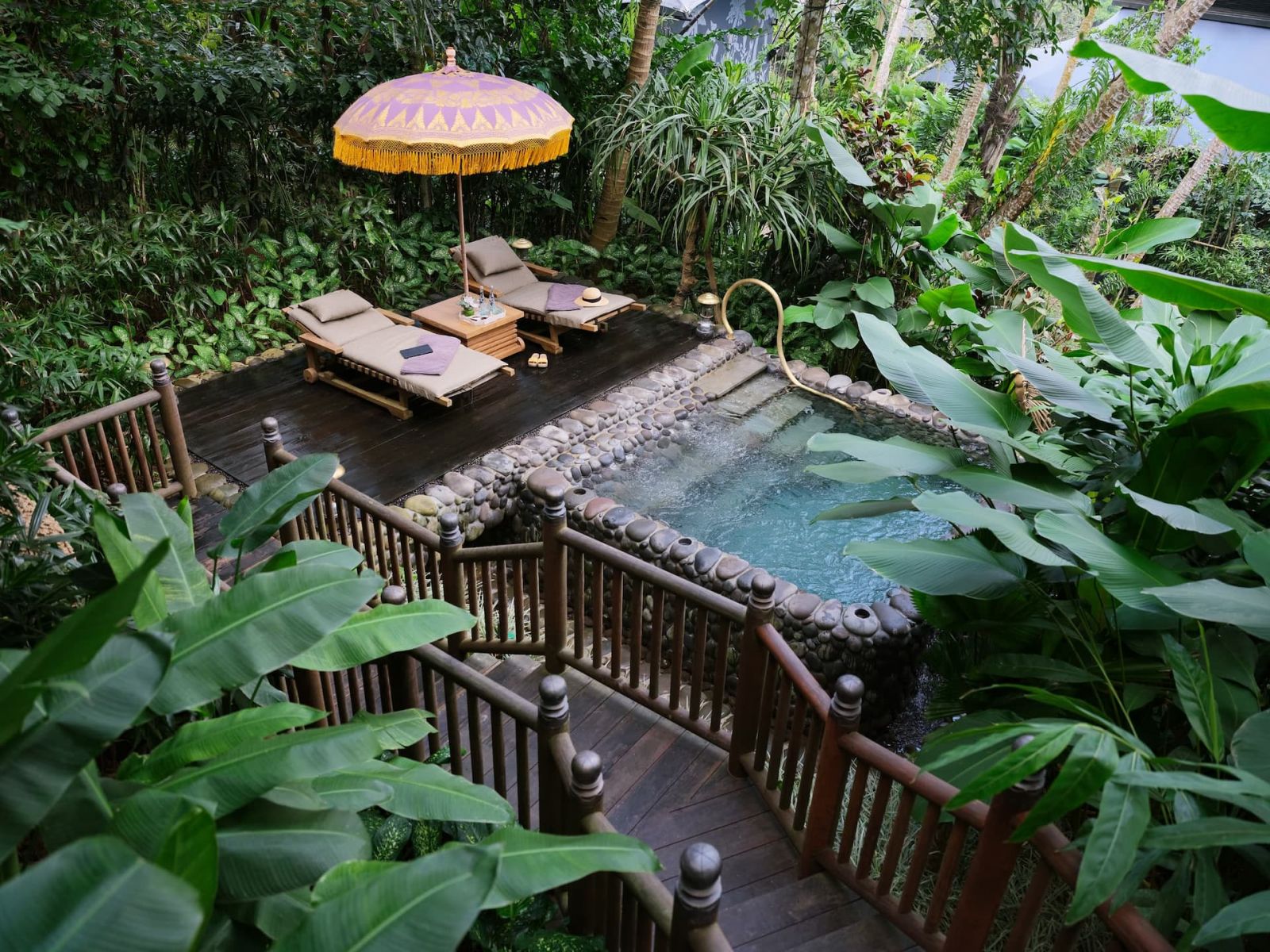 ห้องพักแบบเต็นท์ Rainforest มีสระว่ายน้ำส่วนตัว พร้อมวิวป่าเขียวชอุ่มของบาหลี (ภาพ: Capella Ubud)
