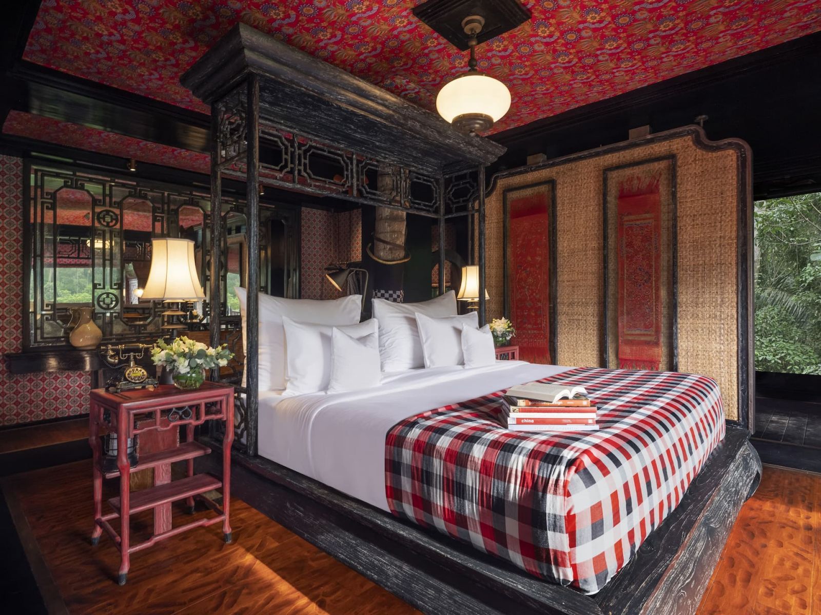 ห้องพัก The Lodge มาพร้อมดีไซน์การตกแต่งแบบโอเรียนทัลไชนีส (ภาพ: Capella Ubud)