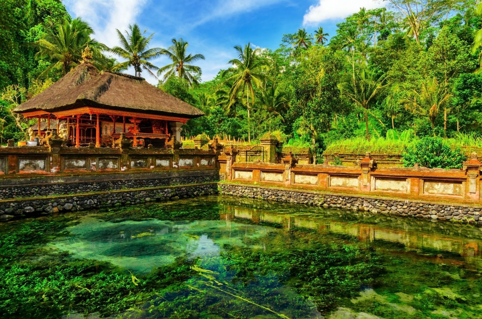 Tirta Empul Temple บาหลี ประเทศอินโดนีเซีย วัดน้ำพุศักดิ์สิทธิ์ที่สร้างขึ้นราวปี ค.ศ. 962 เป็นสถาปัตยกรรมบาหลีโบราณที่งดงาม โดดเด่นด้วยบ่อน้ำพุที่เชื่อกันว่าศักดิ์สิทธิ์ (ภาพ: Getty Images)