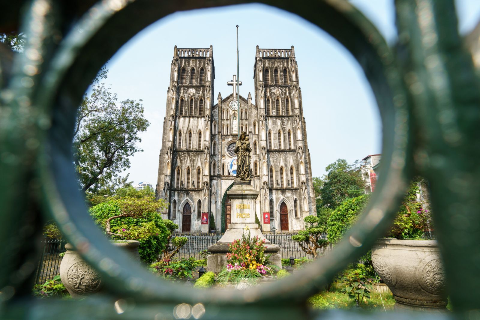 St. Joseph's Cathedral หรือมหาวิหารเซนต์โจเซฟ โบสถ์สไตล์ Gothic Revival ที่สร้างขึ้นในปี 1886 โดยชาวฝรั่งเศส ที่ฮานอย (ภาพ: Getty Images)