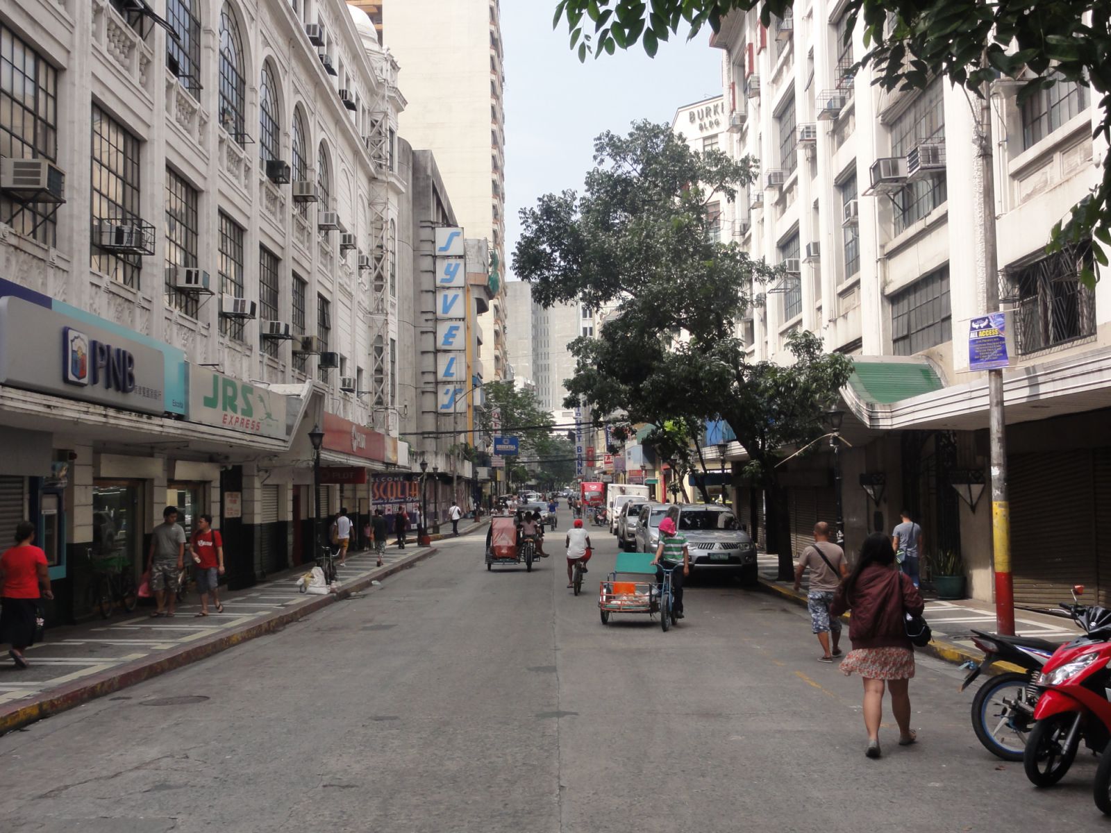 A street inside Escolta, Manila (Photo: Wikimedia Commons)