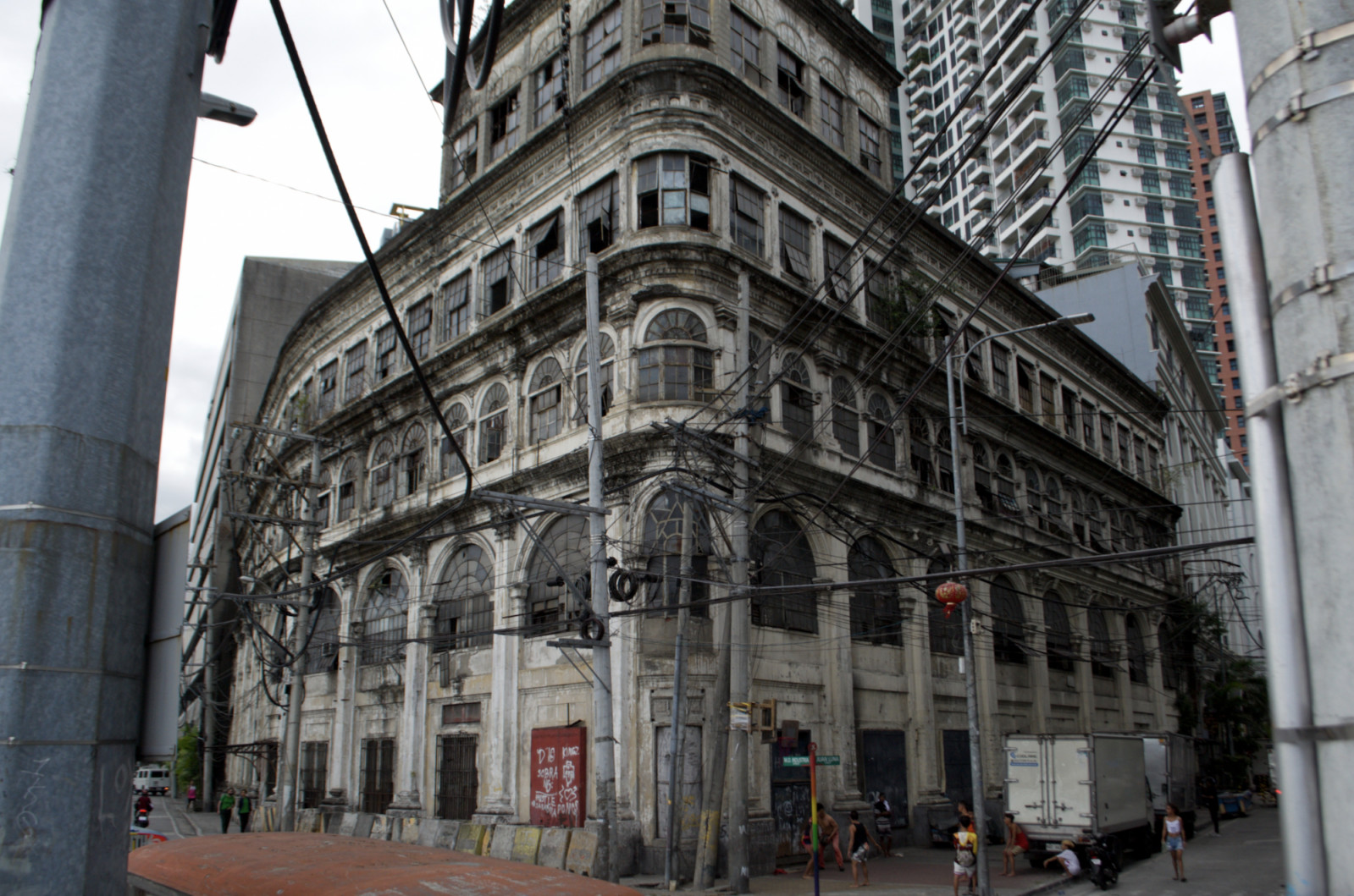 El Hogar Filipino Building (Photo: Wikimedia Commons)