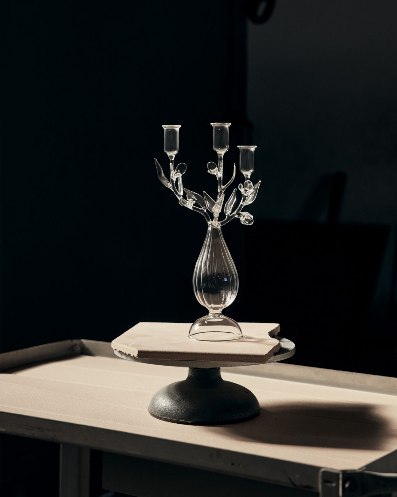 Through the imaginative lens of Sam Baron, who is well known for his poetic reinterpretations of traditional crafts, Dior Maison’s historic codes find fresh expression, bridging the past and the present with refined, lyrical forms.