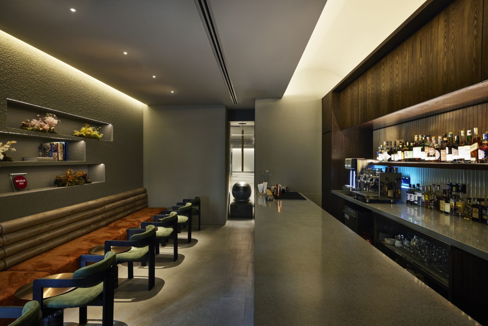 Start your evening at the bar—a cosy space to sip and settle in before your Skillet experience begins
