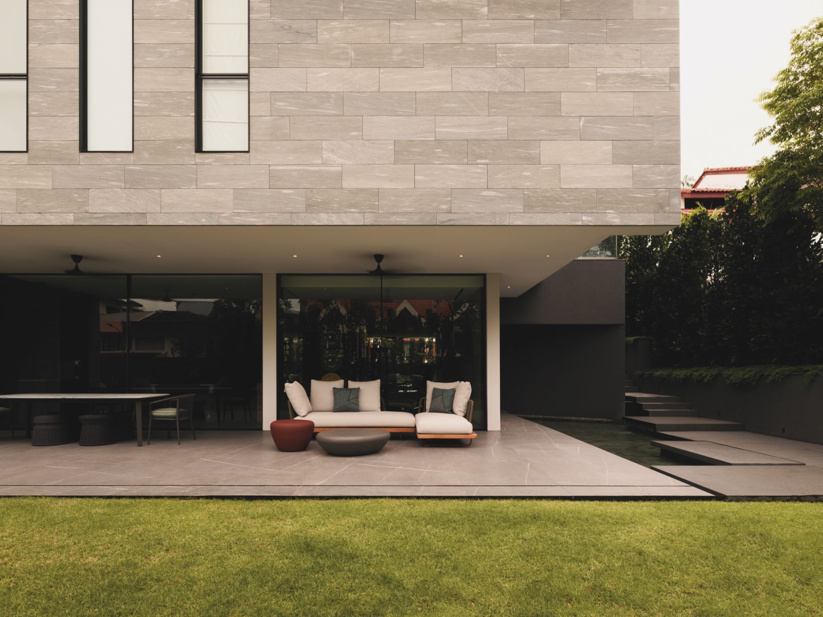 This outdoor area features the Minotti Sunray sofa and Stony coffee tables