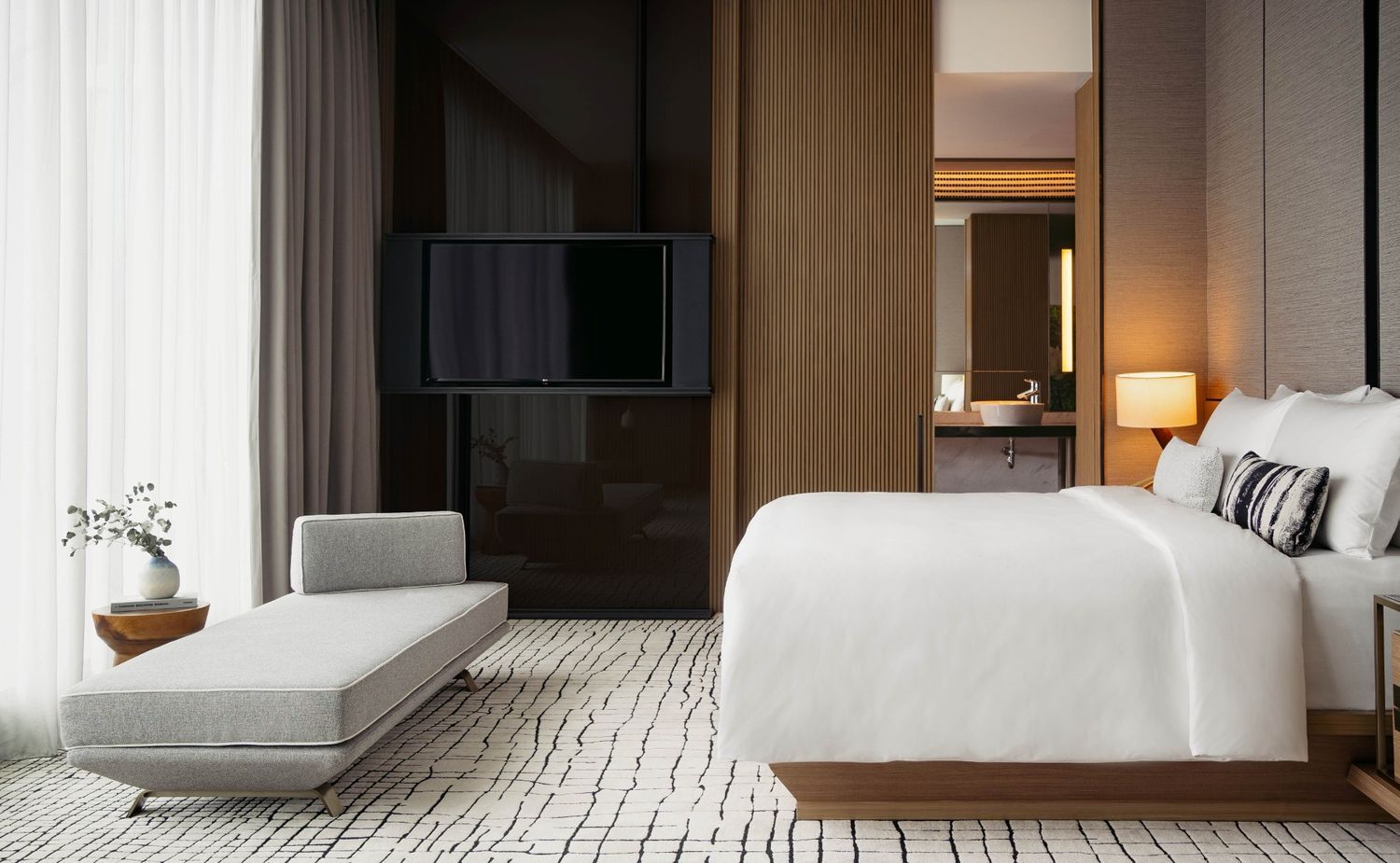 The Bill Kimpton Suite มีสองห้องนอนพร้อมเตียงขนาด Super King และ King Bed เพื่อบรรยากาศการพักผ่อนอย่างมีรสนิยม (ภาพ: Kimpton Maa-Lai Bangkok)
