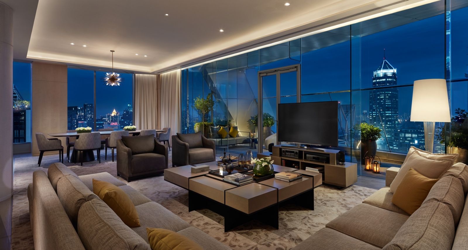 Presidential Suite ของ Park Hyatt Bangkok ห้องสวีทขนาด 381 ตร.ม. โดดเด่นด้วยการออกแบบที่สะท้อนความสง่างามเหนือกาลเวลา ด้วยการเลือกใช้วัสดุคุณภาพสูงและโทนสีอบอุ่น (ภาพ: Park Hyatt Bangkok)