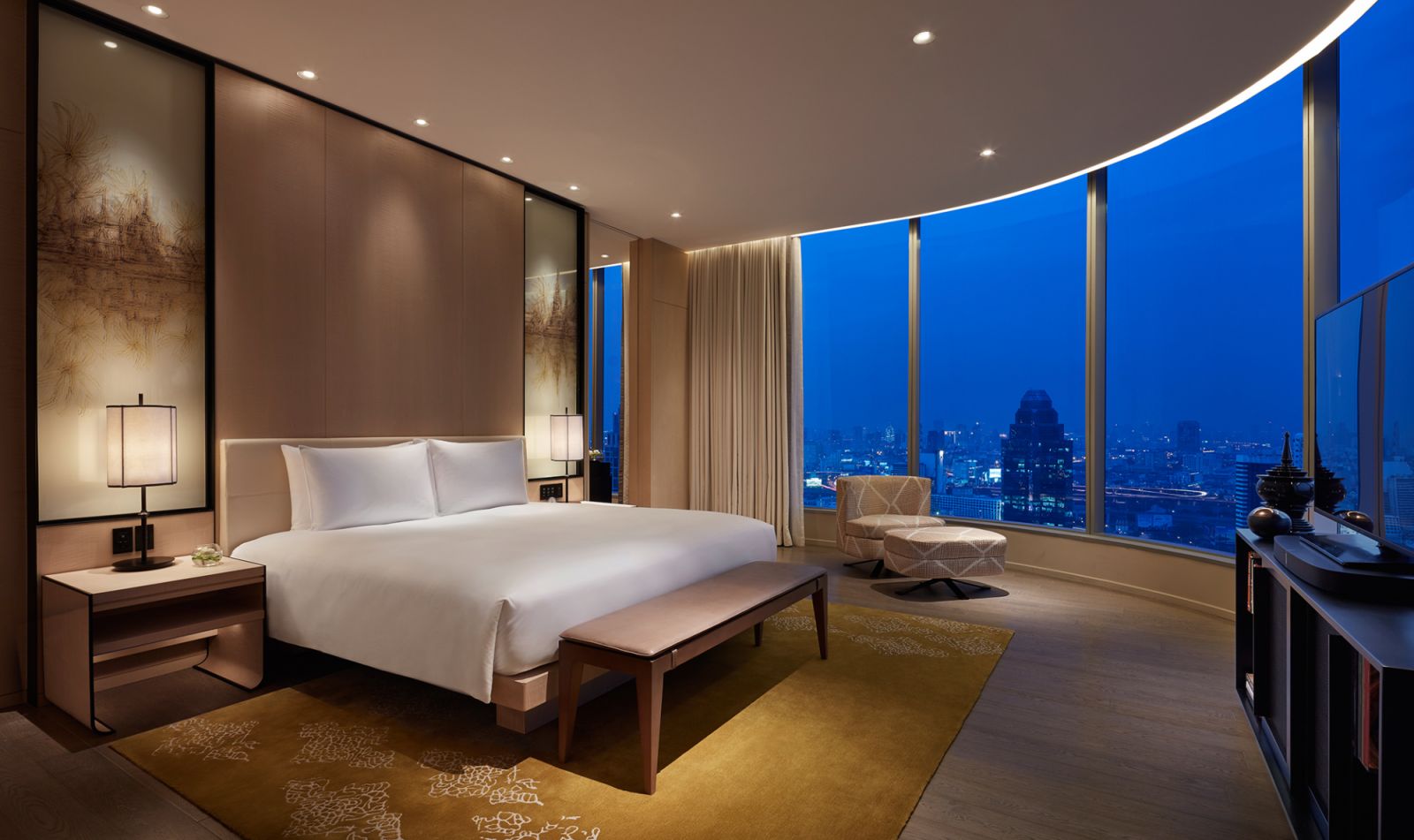 ห้องนอนพร้อมกระจกบานใหญ่ที่เปิดรับวิวทิวทัศน์ของกรุงเทพฯ ในห้องสวีท Presidential Suite ของ Park Hyatt Bangkok (ภาพ: Park Hyatt Bangkok)