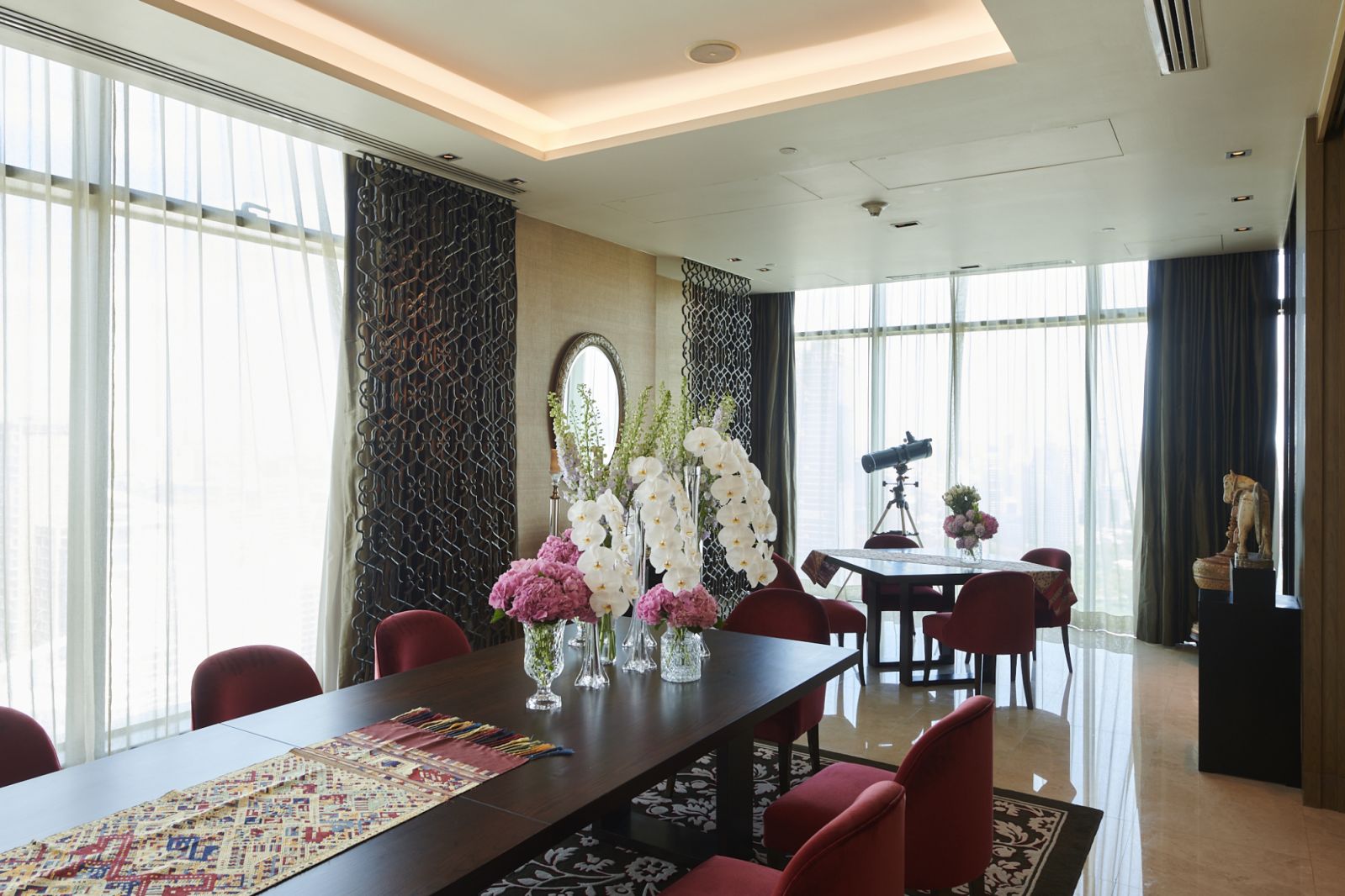ภายในห้องสวีท The Owner’s Penthouse ของโรงแรม The St. Regis Bangkok เราจะได้พบกับพื้นที่ใช้สอยอันโอ่โถงที่เต็มไปด้วยแสงธรรมชาติ (ภาพ: The St. Regis Bangkok)