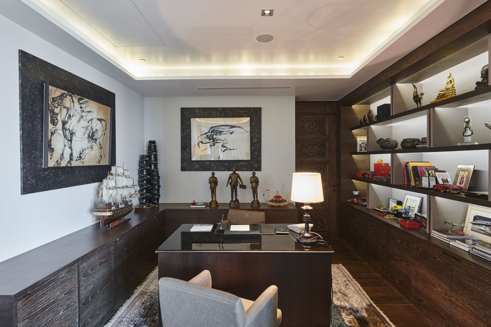 การออกแบบภายในของ ห้องสวีท The Owner’s Penthouse ของโรงแรม The St. Regis Bangkok สะท้อนรสนิยมอันเป็นเอกลักษณ์และแพสชั่นส่วนตัวของมร. วิลเลียม อี. ไฮเน็คกี้ (Mr. William Ellwood Heinecke) ผู้เป็นเจ้าของ (ภาพ: The St. Regis Bangkok)