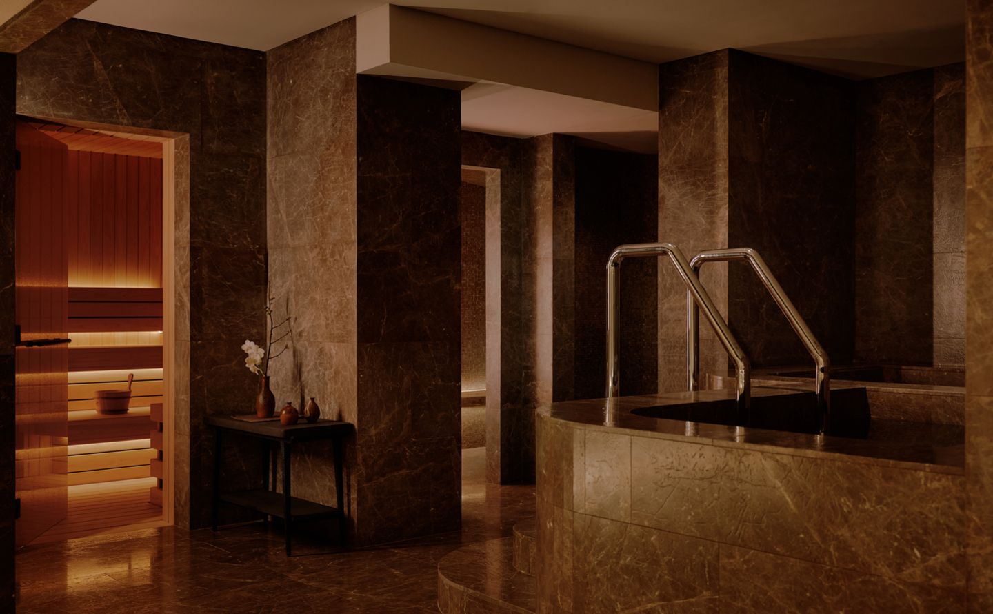 Aman Suite ห้องสวีทซิกเนเจอร์ของโรงแรม Aman Nai Lert Bangkok การออกแบบเน้นความโอ่อ่าและฟังก์ชั่นการใช้งานที่ยืดหยุ่นในสไตล์เรสซิเดนซ์ (ภาพ: Aman Nai Lert Bangkok)