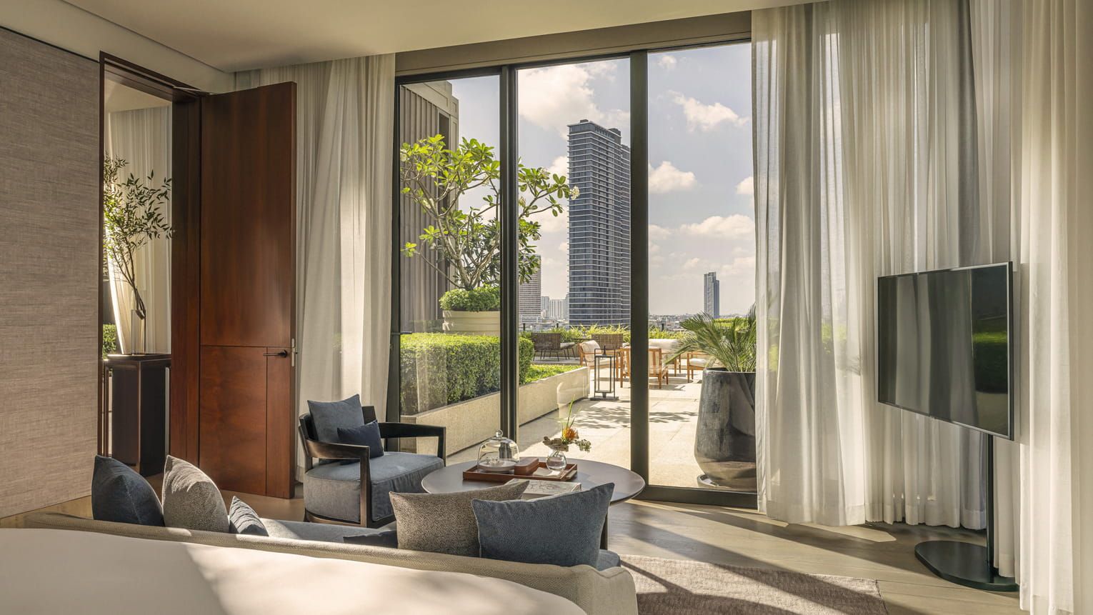 Chao Phraya Terrace Two-Bedroom Suite ของ Four Seasons Hotel Bangkok at Chao Phraya River ห้องสวีทขนาด 355 ตร.ม. ที่นำเสนอประสบการณ์การใช้ชีวิตแบบ Indoor-Outdoor Living อย่างแท้จริง (ภาพ: Four Seasons Hotel Bangkok at Chao Phraya River)