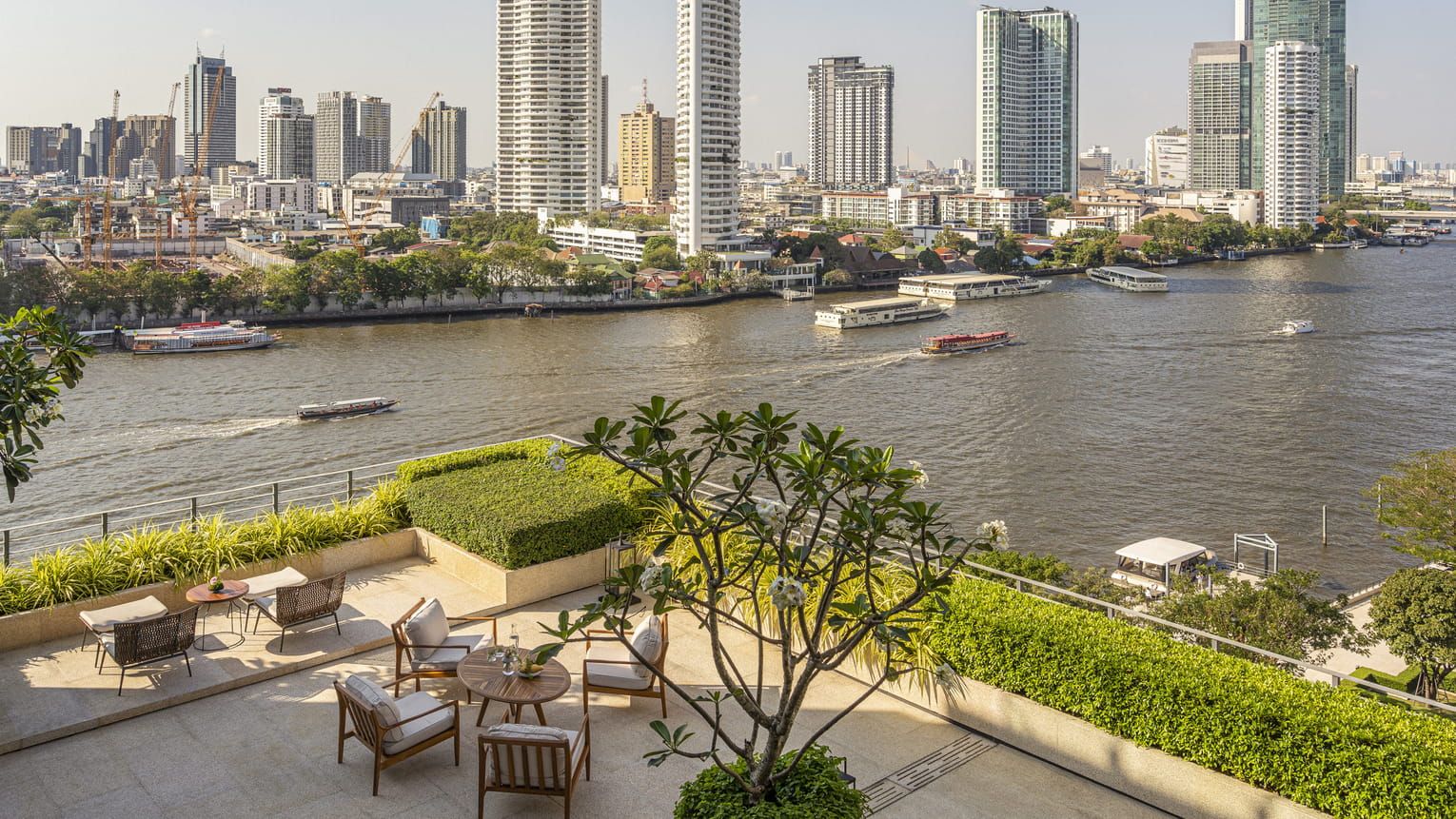 ห้องสวีท Chao Phraya Terrace Two-Bedroom Suite เชื่อมต่อโดยตรงกับระเบียงดาดฟ้าขนาดใหญ่ เปิดรับทัศนียภาพอันงดงามของแม่น้ำเจ้าพระยาเข้ามาเป็นส่วนหนึ่งของประสบการณ์การพักผ่อน (ภาพ: Four Seasons Hotel Bangkok at Chao Phraya River)