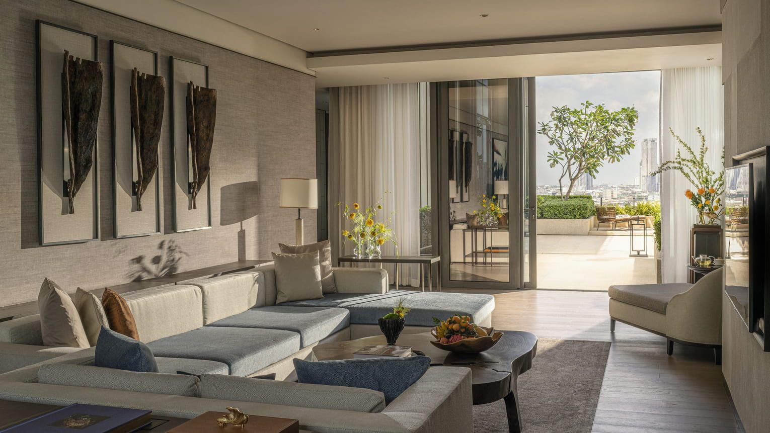 การออกแบบของห้องสวีท Chao Phraya Terrace Two-Bedroom Suite นำเสนอประสบการณ์การใช้ชีวิตแบบ Indoor-Outdoor Living อย่างแท้จริง (ภาพ: Four Seasons Hotel Bangkok at Chao Phraya River)