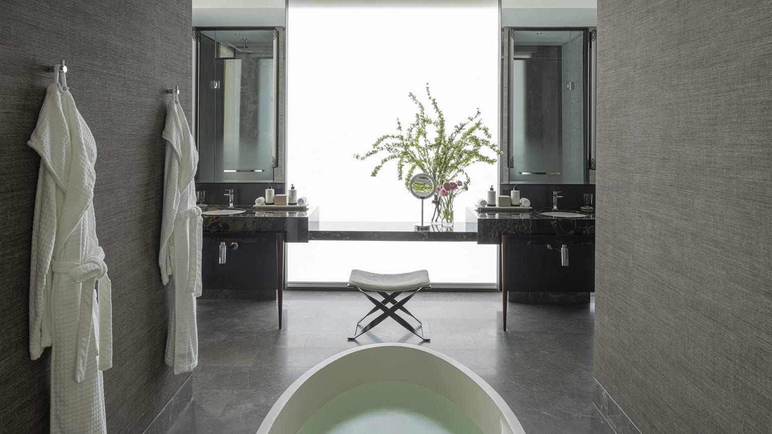บรรยากาศภายในห้องสวีท Chao Phraya Terrace Two-Bedroom Suite (ภาพ: Four Seasons Hotel Bangkok at Chao Phraya River)