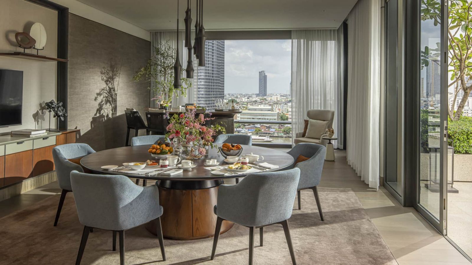 บรรยากาศภายในห้องสวีท Chao Phraya Terrace Two-Bedroom Suite (ภาพ: Four Seasons Hotel Bangkok at Chao Phraya River)
