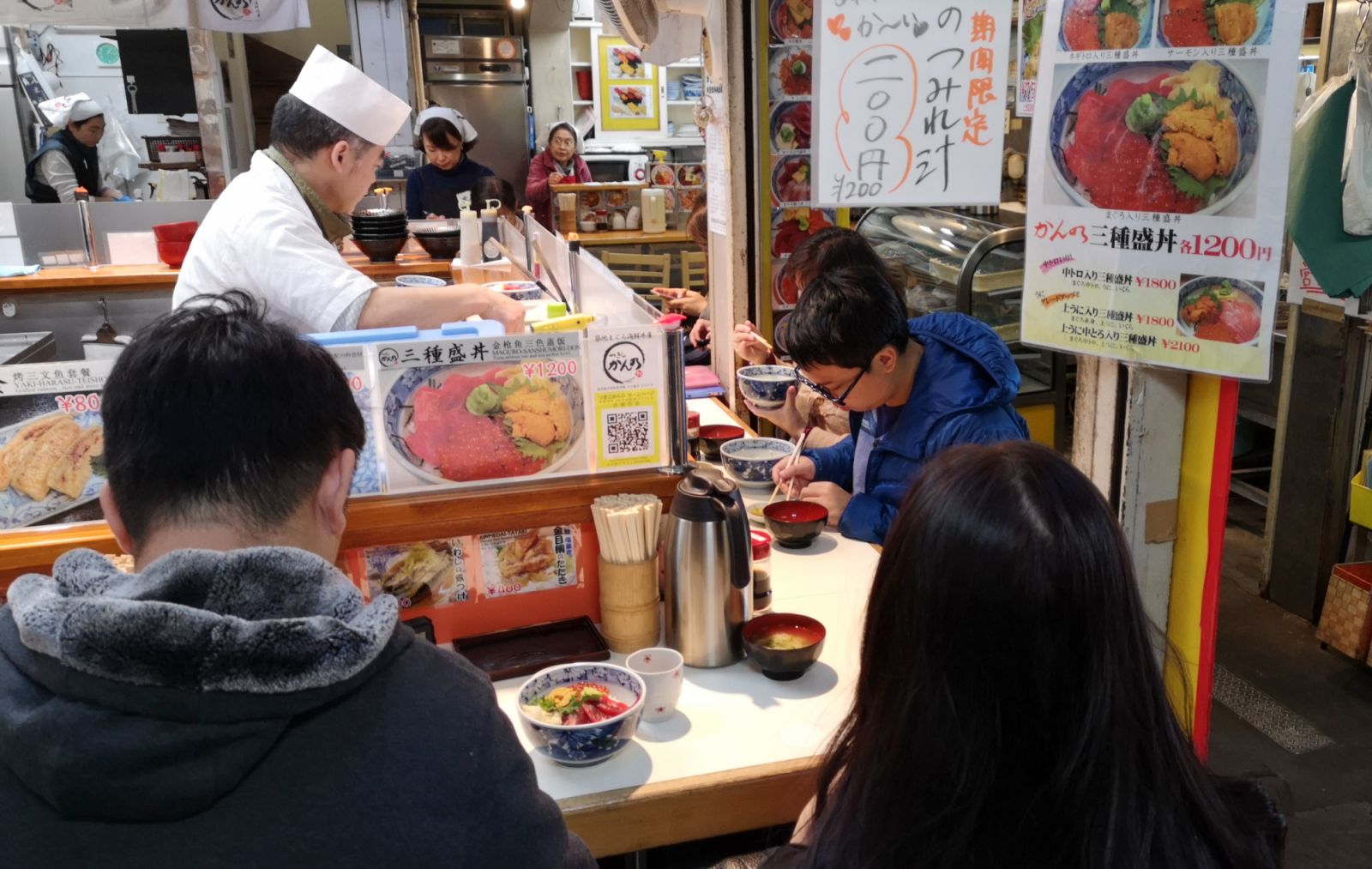 April 3, 2019 - Tokyo, Japan: Unknown people is eating and drinking at street food in Ueno, Tokyo