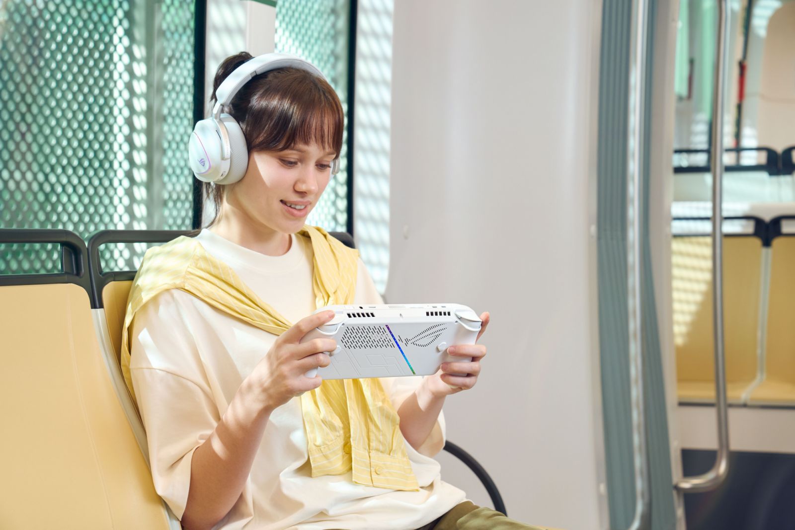 The ROG Xbox Ally is available in white. The Ally X comes in black (Photo: Asus)