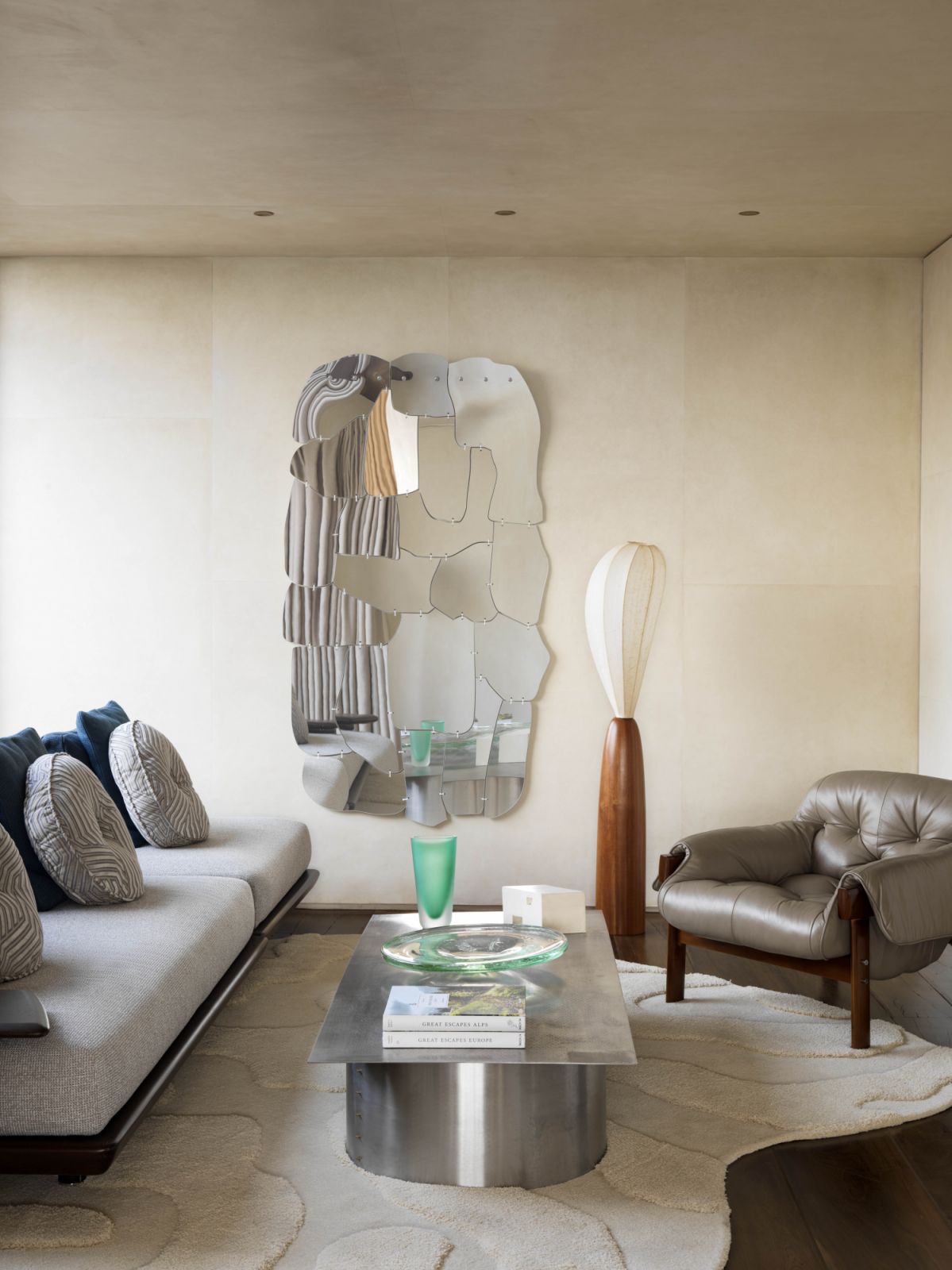 Pedro Avila’s Plataforma table from Aalvo Gallery, a ‘70s green glass vase from Apartamento 61, a Studio Objeto glass dish, the Gawa Grande floor lamp by Adriana Yazbek and an Edra Miraggio mirror by the Campana brothers adorn the primary suite’s sitting room
