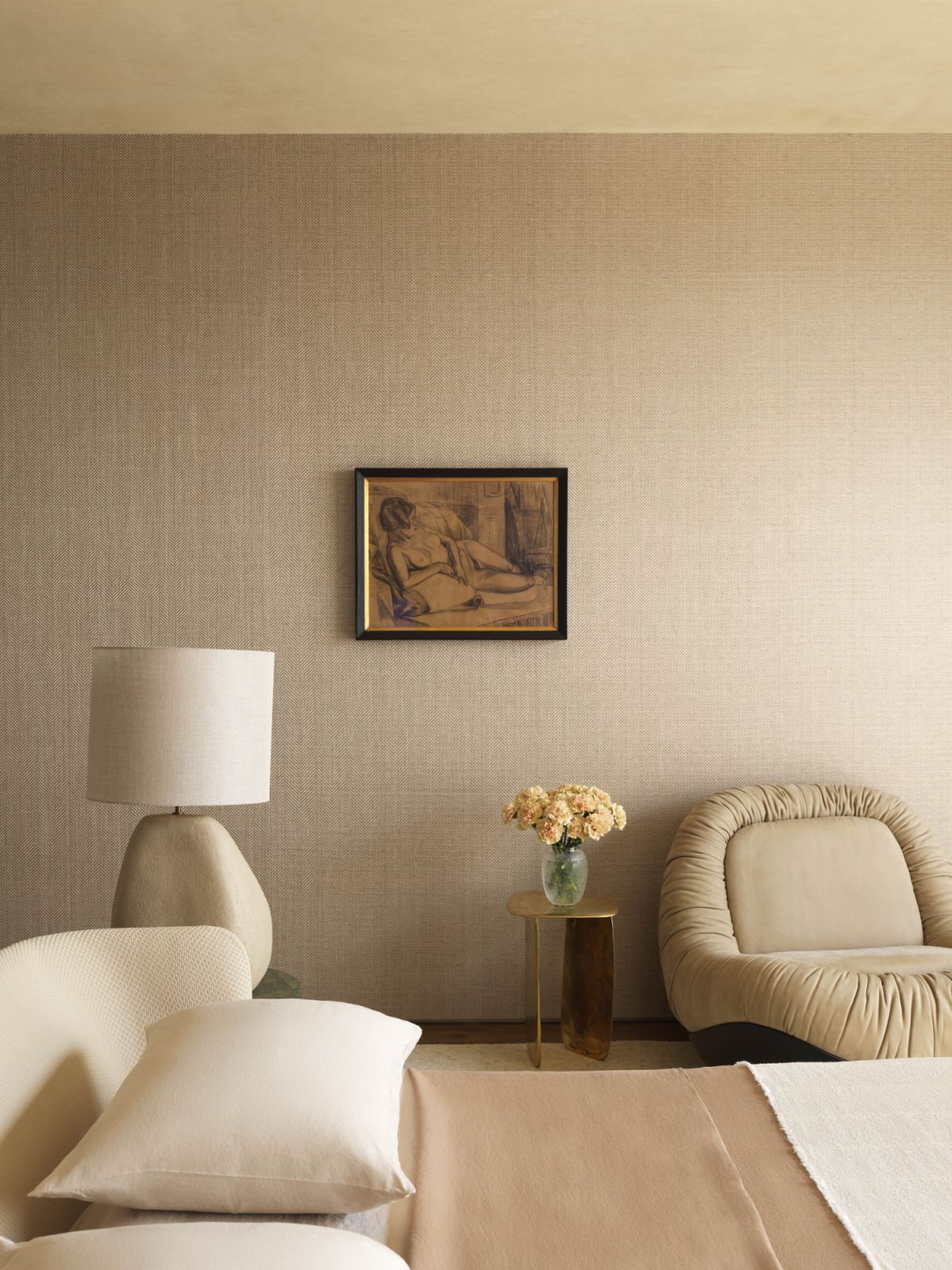 The silk raffia wallcovering from Nani Chinellato plays up this artwork by Anita Malfatti beautifully