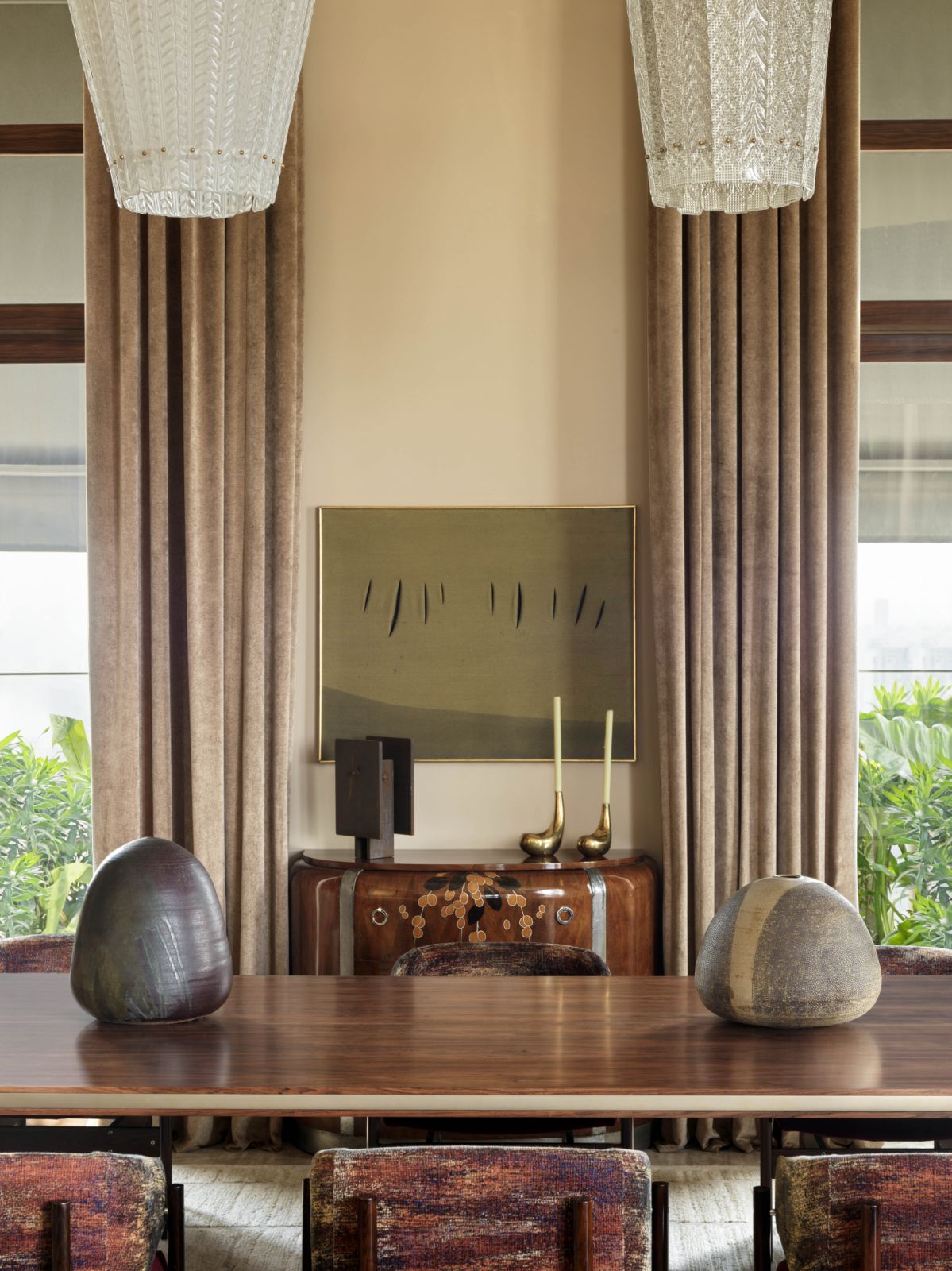 Stylistically, the São Paulo home deftly combines art deco elements with touches of Brazilian modernism
