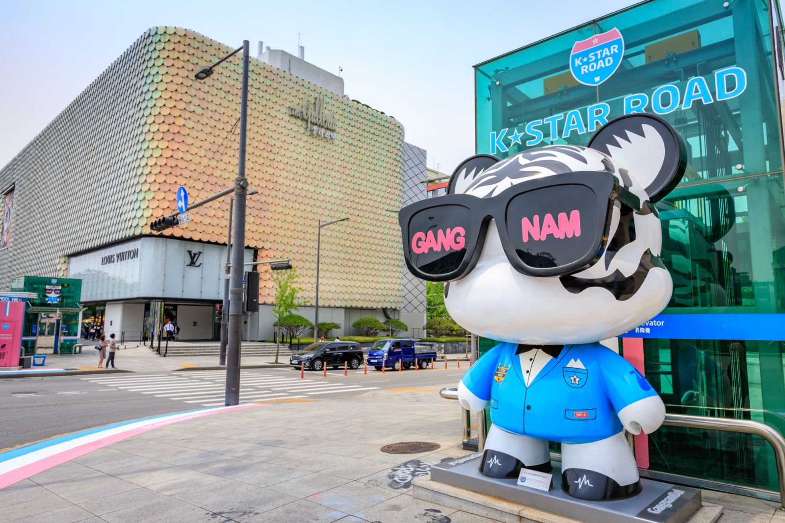 อัพกูจองดง (Apgujeong-dong) ย่านที่มีชื่อเสียงด้านความมั่งคั่งและไลฟ์สไตล์หรูหรา และเป็นที่ตั้งของ K-Star Road แหล่งท่องเที่ยวยอดนิยมที่แสดงถึงความผูกพันกับวงการบันเทิง (ภาพ: Getty Images)