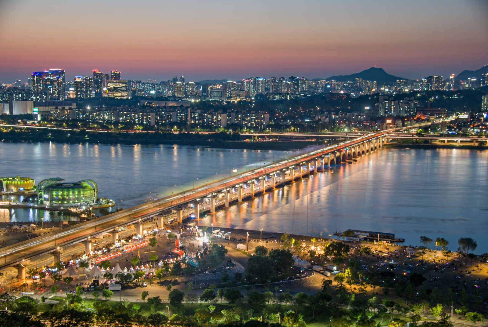 ย่านบันโพดง (Banpo-dong) ขึ้นชื่อว่าเป็น ‘เมืองแห่งอพาร์ตเมนต์’ เนื่องจากมีโครงการอพาร์ตเมนต์และวิลล่าหรูอยู่รวมกันเป็นจำนวนมาก (ภาพ: Getty Images)