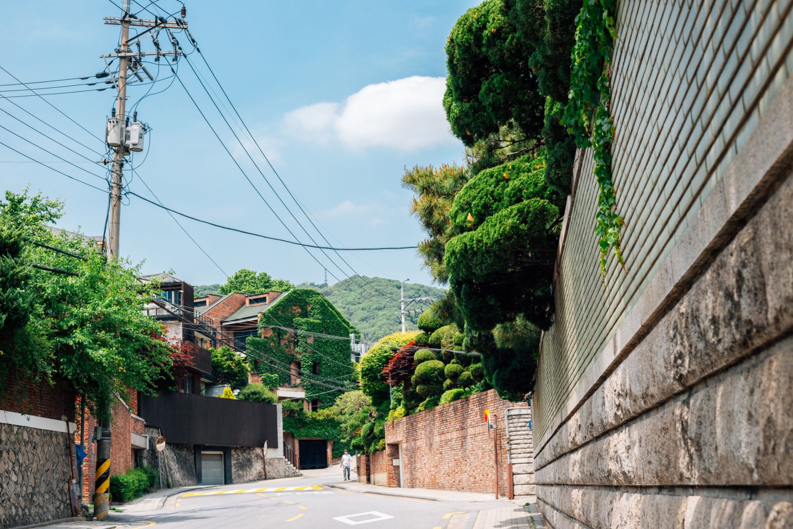 ย่านซองบุกดง (Seongbuk-dong) ตั้งอยู่บริเวณเชิงเขา มีบ้านเกาหลีโบราณ (ฮันอก) ที่ได้รับการดูแลอย่างดี และเป็นที่พำนักของนักการเมือง ผู้นำกลุ่มบริษัทใหญ่ๆ และบ้านพักทูตหลายแห่ง (ภาพ: Getty Images)