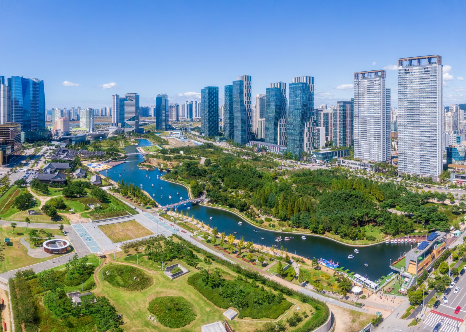 ย่านซงโด (Songdo) ตั้งอยู่ในเมืองอินชอน (Incheon) ใกล้กับสนามบินนานาชาติอินชอน เป็นเมืองอัจฉริยะที่ได้รับการวางผังเมืองอย่างพิถีพิถัน (ภาพ: Getty Images)