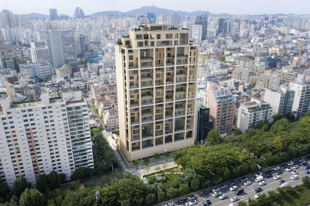 Eterno Cheongdam อพาร์ตเมนต์หรูในย่านชองดัมดง (Cheongdam-dong) ได้รับการประกาศจากกระทรวงที่ดิน โครงสร้างพื้นฐาน และการขนส่งของเกาหลีใต้ ให้เป็นอพาร์ตเมนต์ที่มีราคาประเมินอย่างเป็นทางการสูงสุดในประเทศ และเป็นที่พักของนักร้องสาว ไอยู (IU)